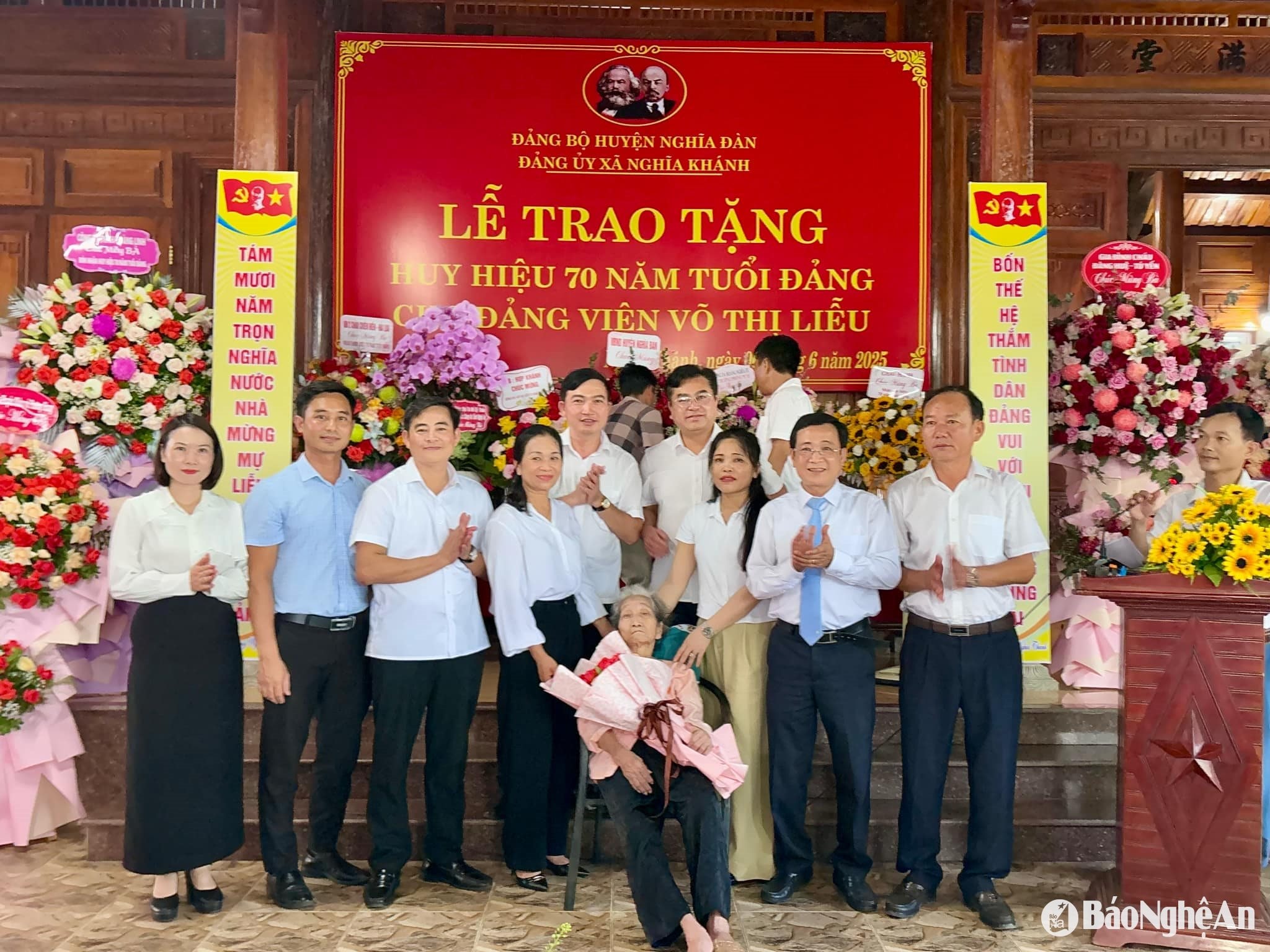 Huyện Nghĩa Đàn tặng hoa và quà