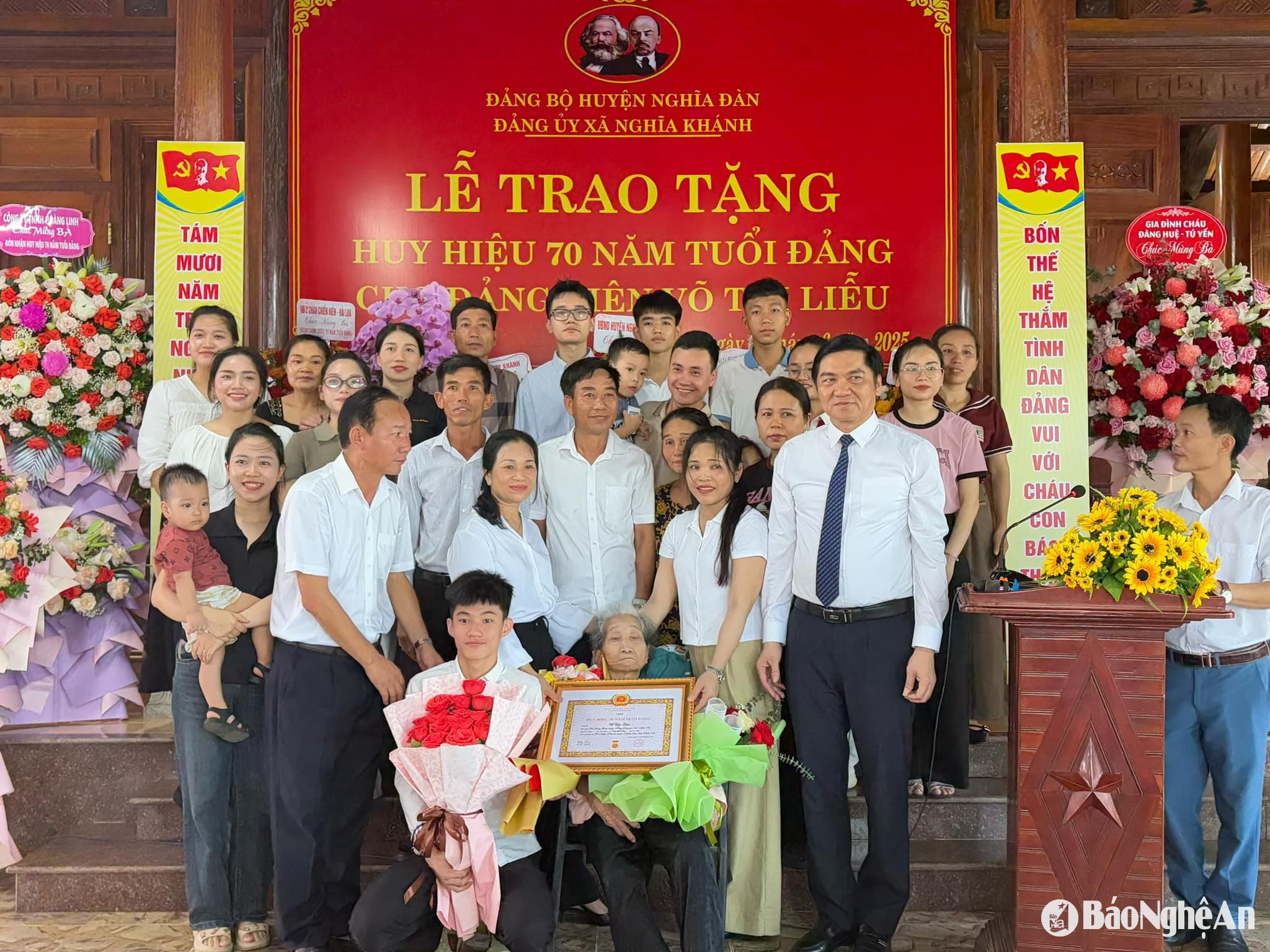 Phó Bí thư Thường trực Tỉnh ủy Hoàng Nghĩa Hiếu trao Huy hiệu 70 năm tuổi Đảng tại Nghĩa Đàn