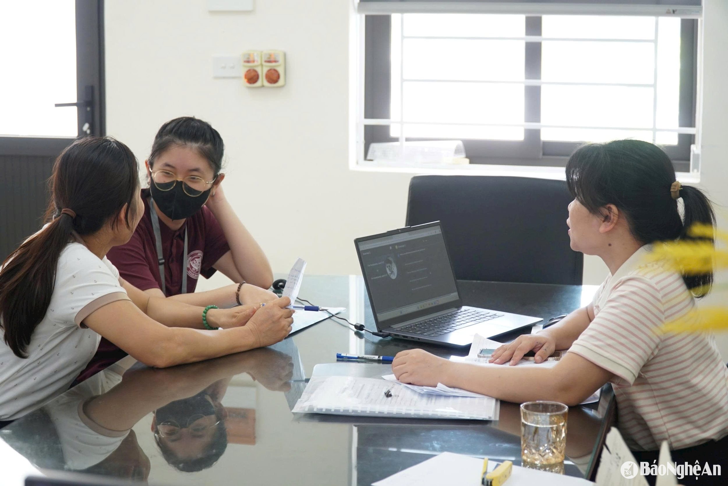 Phụ huynh đến điều chỉnh nguyện vọng tại Trường THCS Lê Lợi. Ảnh - Mỹ hà