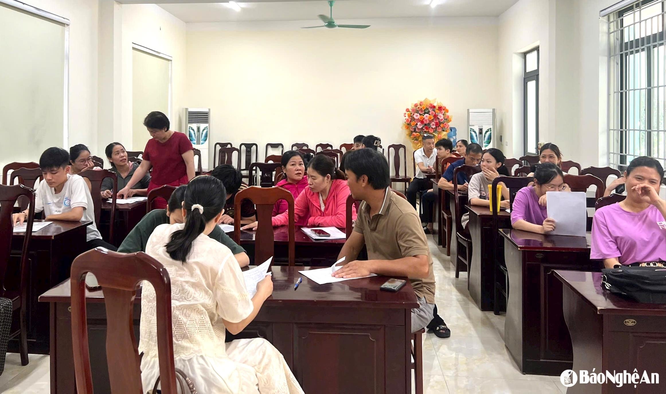 bna_phu-huynh-hoc-sinh-den-dieu-chinh-nguyen-vong-tai-truong-thcs-truong-thi.-anh-my-ha(1).jpg