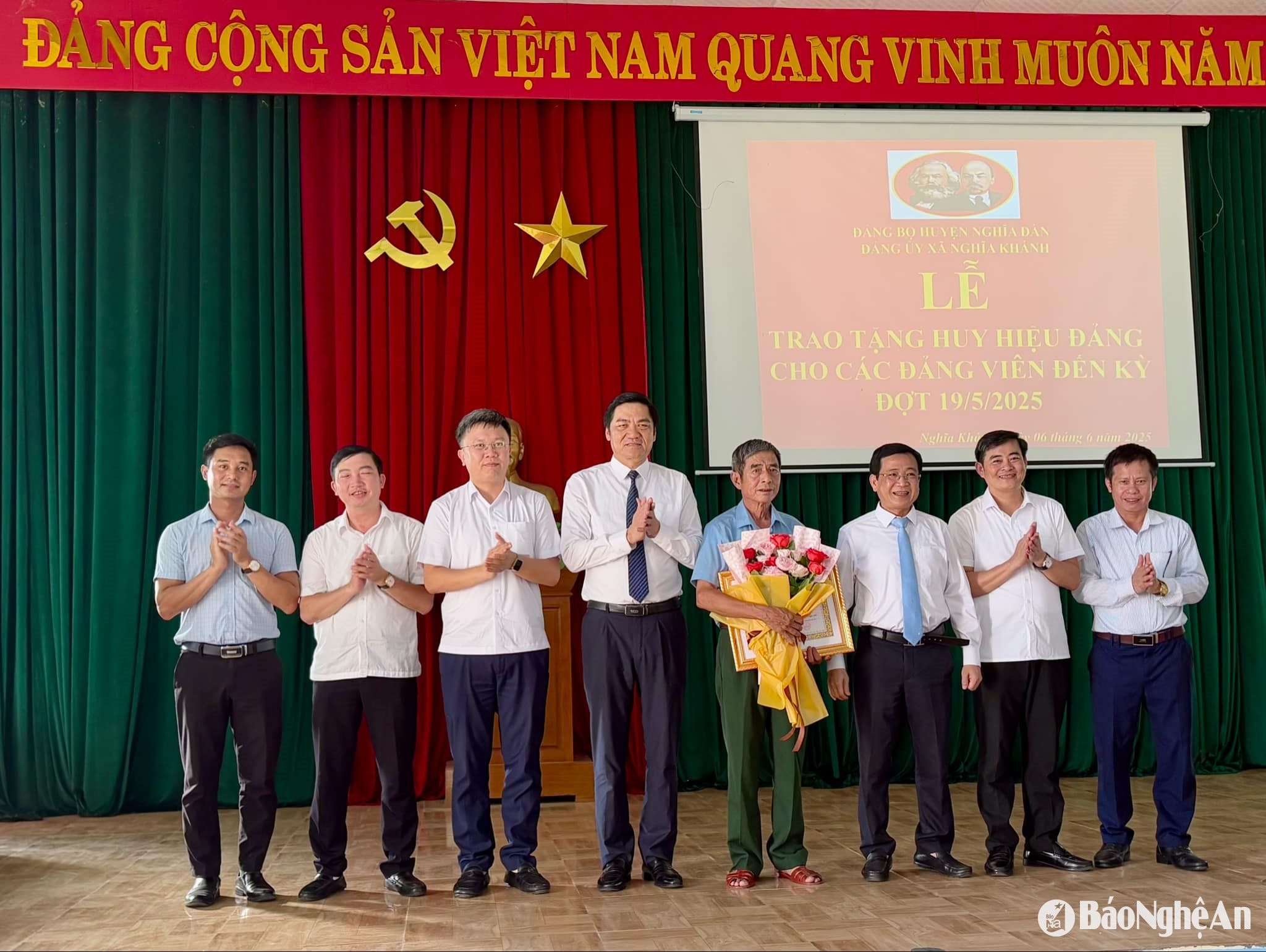 Đồng chí Hoàng Nghĩa Hiếu trao Huy hiệu 50 năm tuổi Đảng. Ảnh: