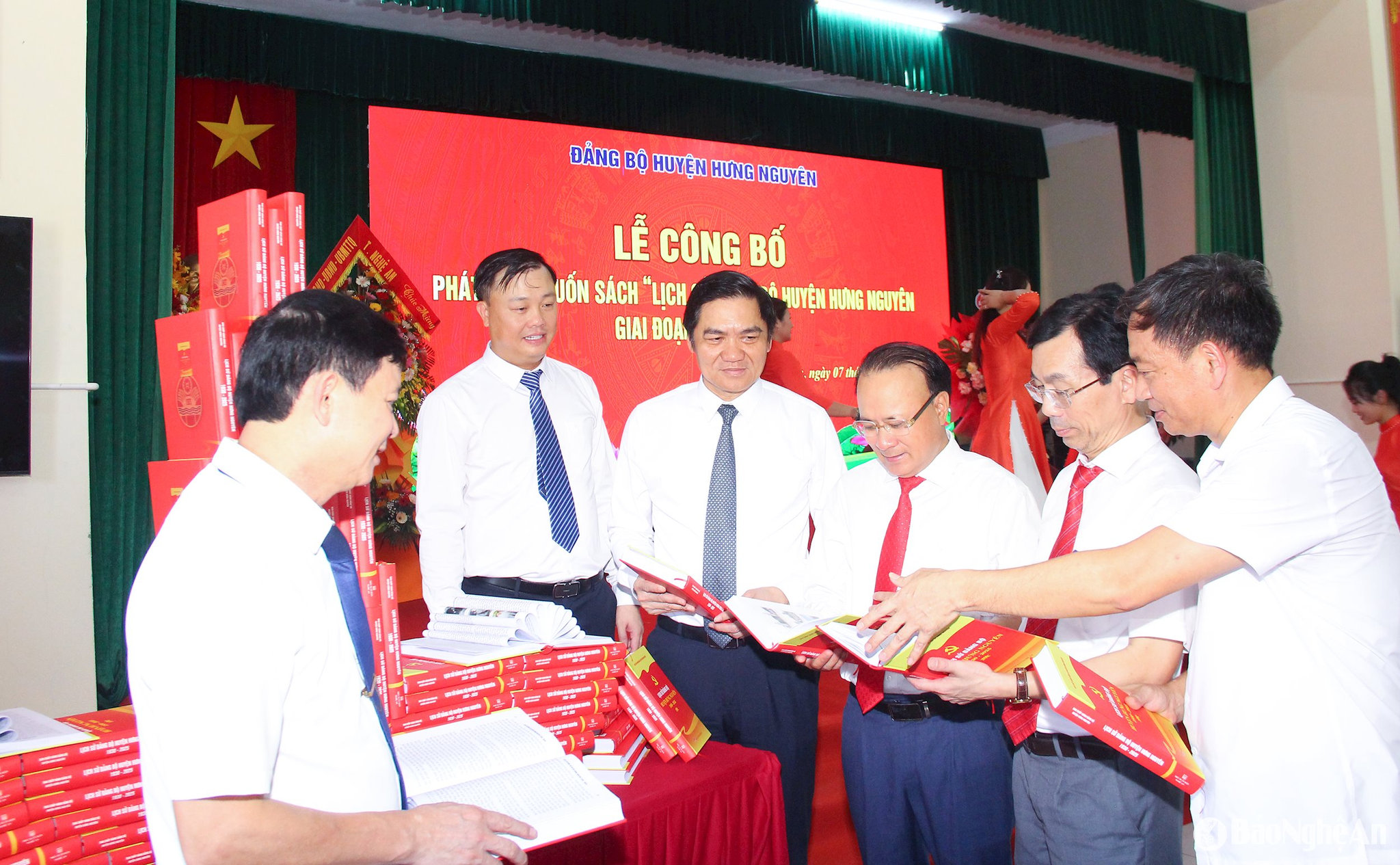 Ra mắt cuốn sách 'Lịch sử Đảng bộ huyện Hưng Nguyên giai đoạn 1930 – 2025'