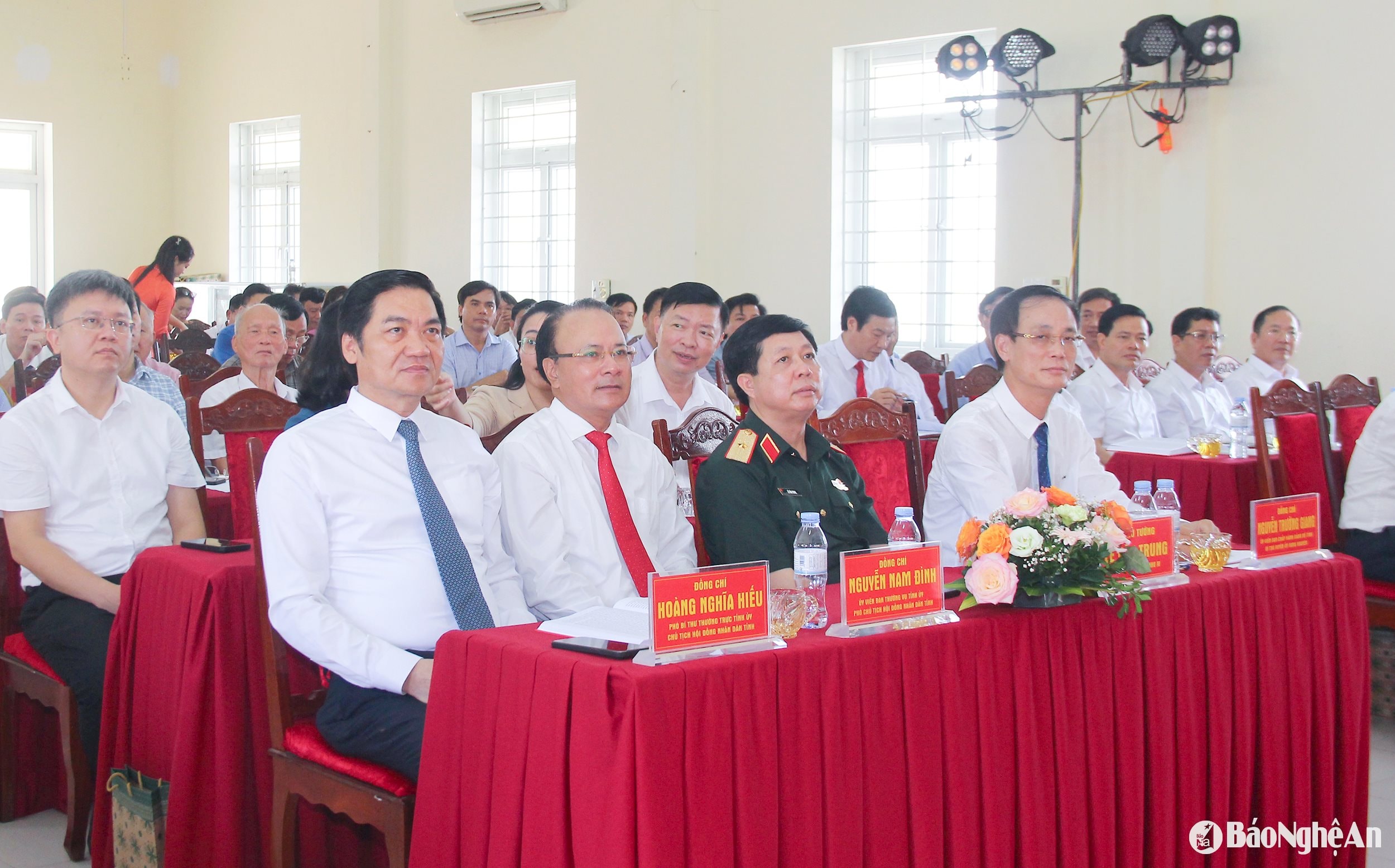 Các đồng chí lãnh đạo Bộ Tư lệnh Quân khu IV, tỉnh Nghệ An và huyện Hưng Nguyên tham dự lễ đón nhận Quyết định