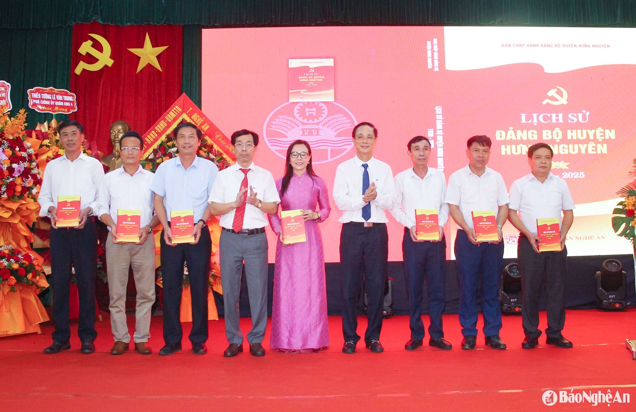 Các đồng chí Nguyễn Trường Giang - Bí thư Huyện uỷ và Nguyễn Trường Phi - Phó Bí thiw