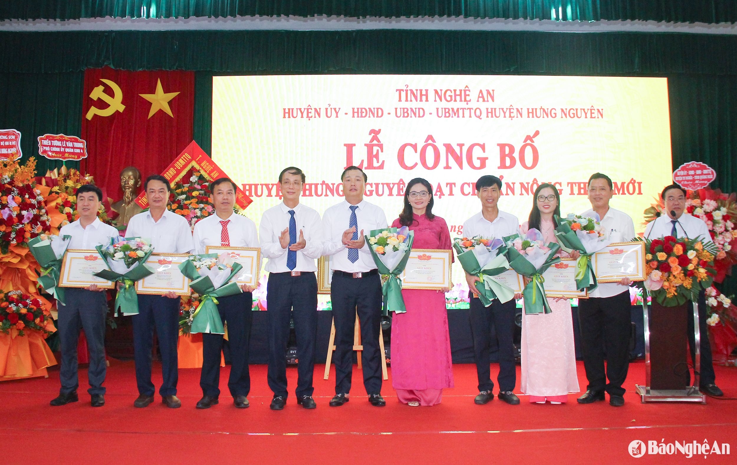 Lãnh đạo huyện Hưng Nguyên trao