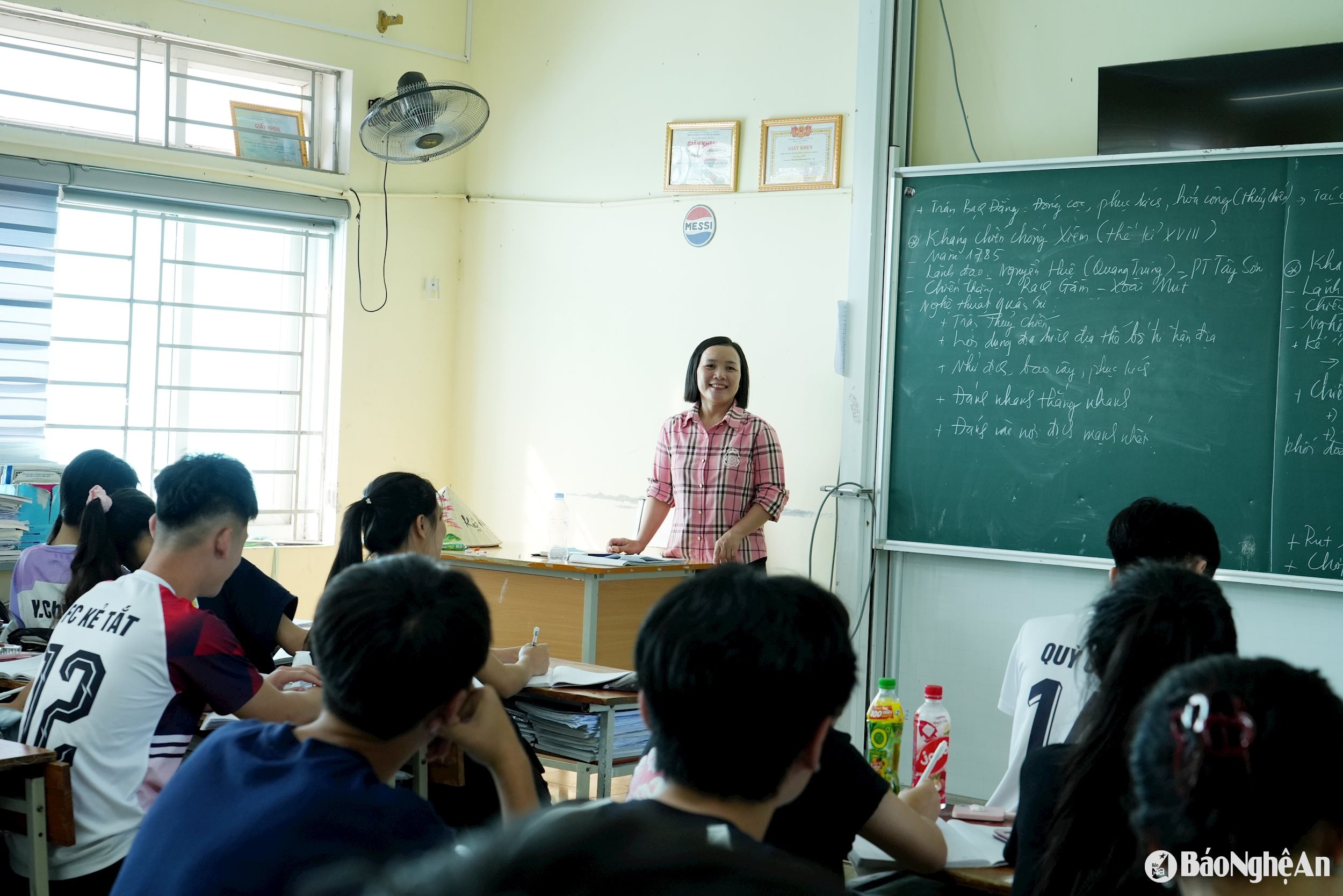 Giờ học của cô và trò Trường PT DTNT THPT số 2. Ảnh: Mỹ Hà