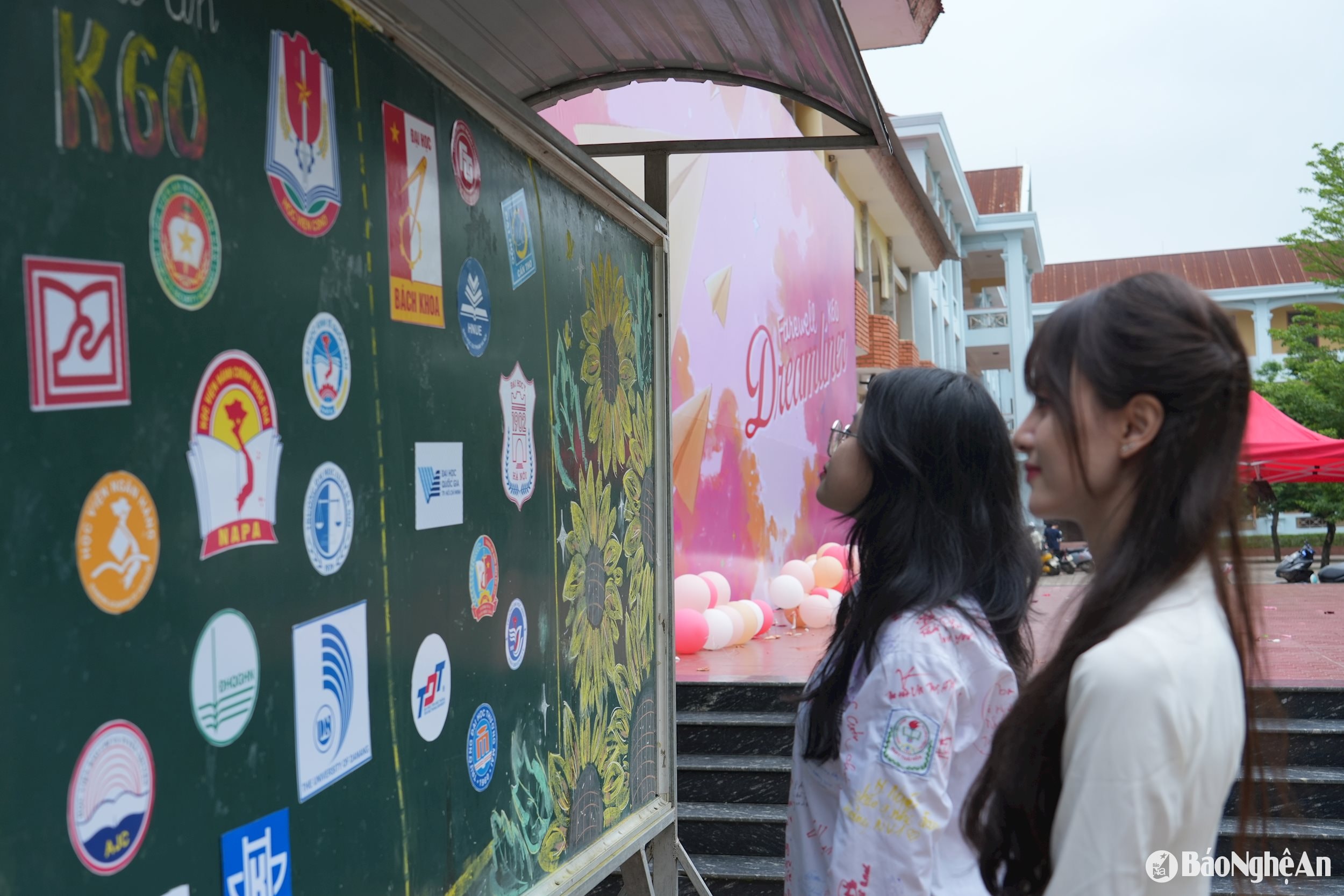 Việc lựa chọn ngành nghề và các trường đại học luôn là một khó khăn với học sinh lớp 12. Trong ảnh: Học sinh Trường THPT Thái Hòa tìm hiểu thông tin về các trường đại học. Ảnh: Mỹ Hà