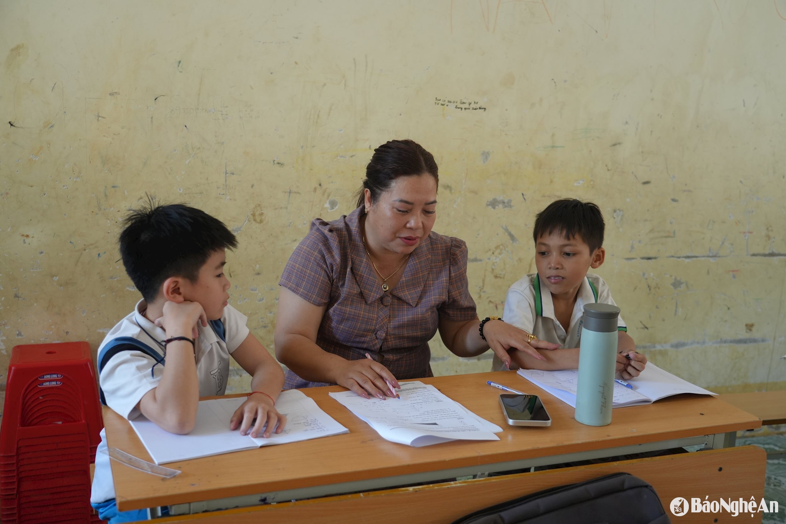 Giáo viên Trường PT DTBT THCS Lượng Minh - Tương Dương phụ đạo, bồi dưỡng cho các học sinh ở xa gia đình. Ảnh - Mỹ Hà