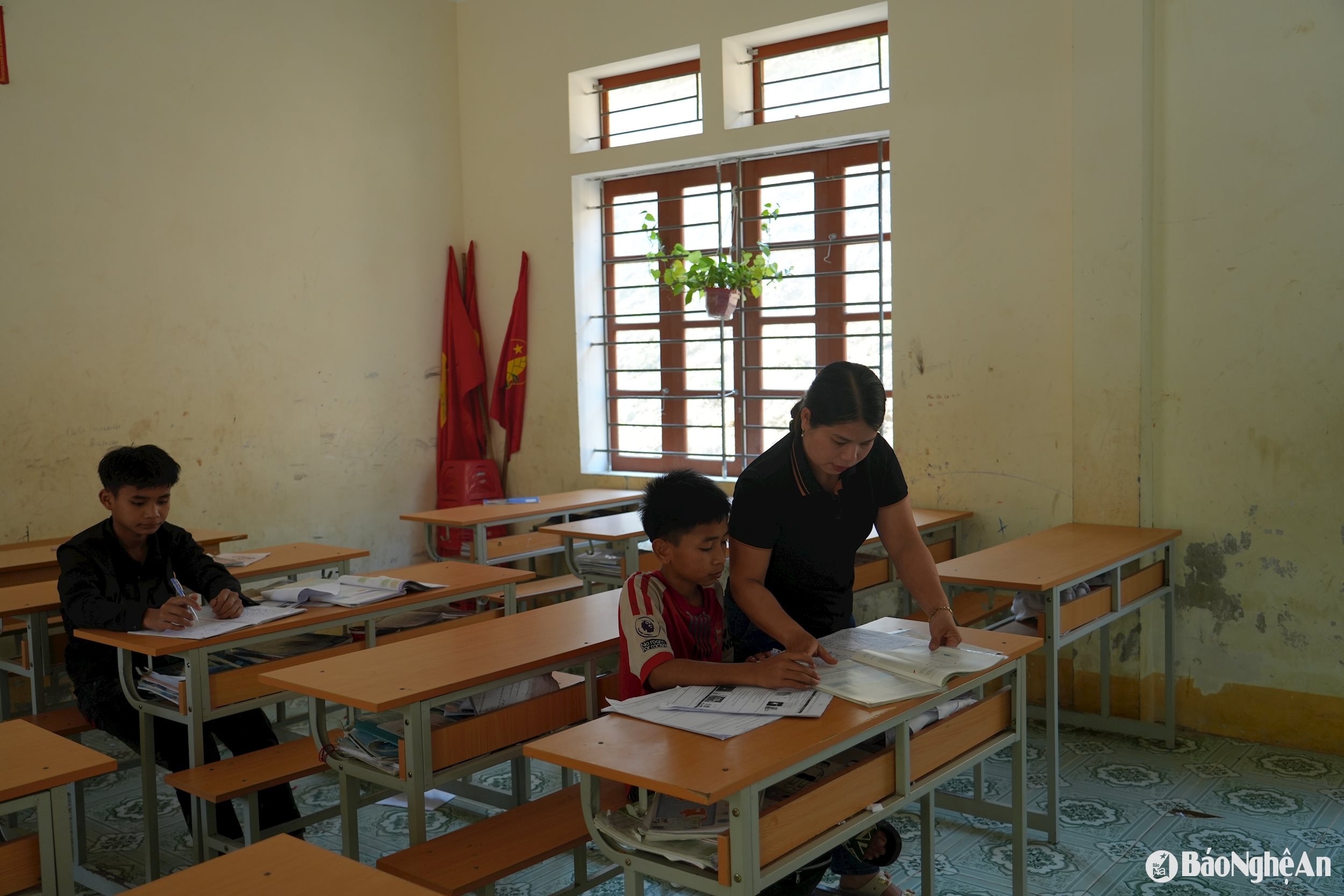 Giáo viên Trường PT DTBT THCS Lượng Minh - Tương Dương phụ đạo, bồi dưỡng cho các học sinh ở xa gia đình. Ảnh - Mỹ Hà8