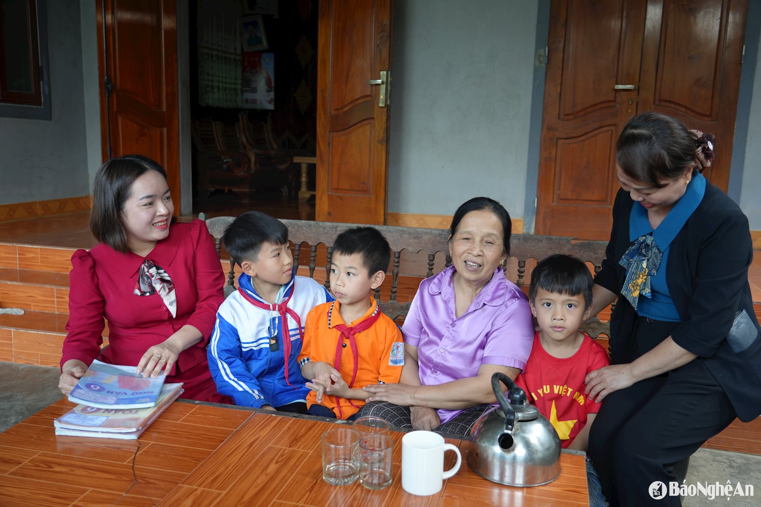 Giáo viên Trường Tiểu học Tam Quang 2 trò chuyện, hỗ trợ những gia đình có cháu ở với ông bà.Ảnh - Mỹ Hà4