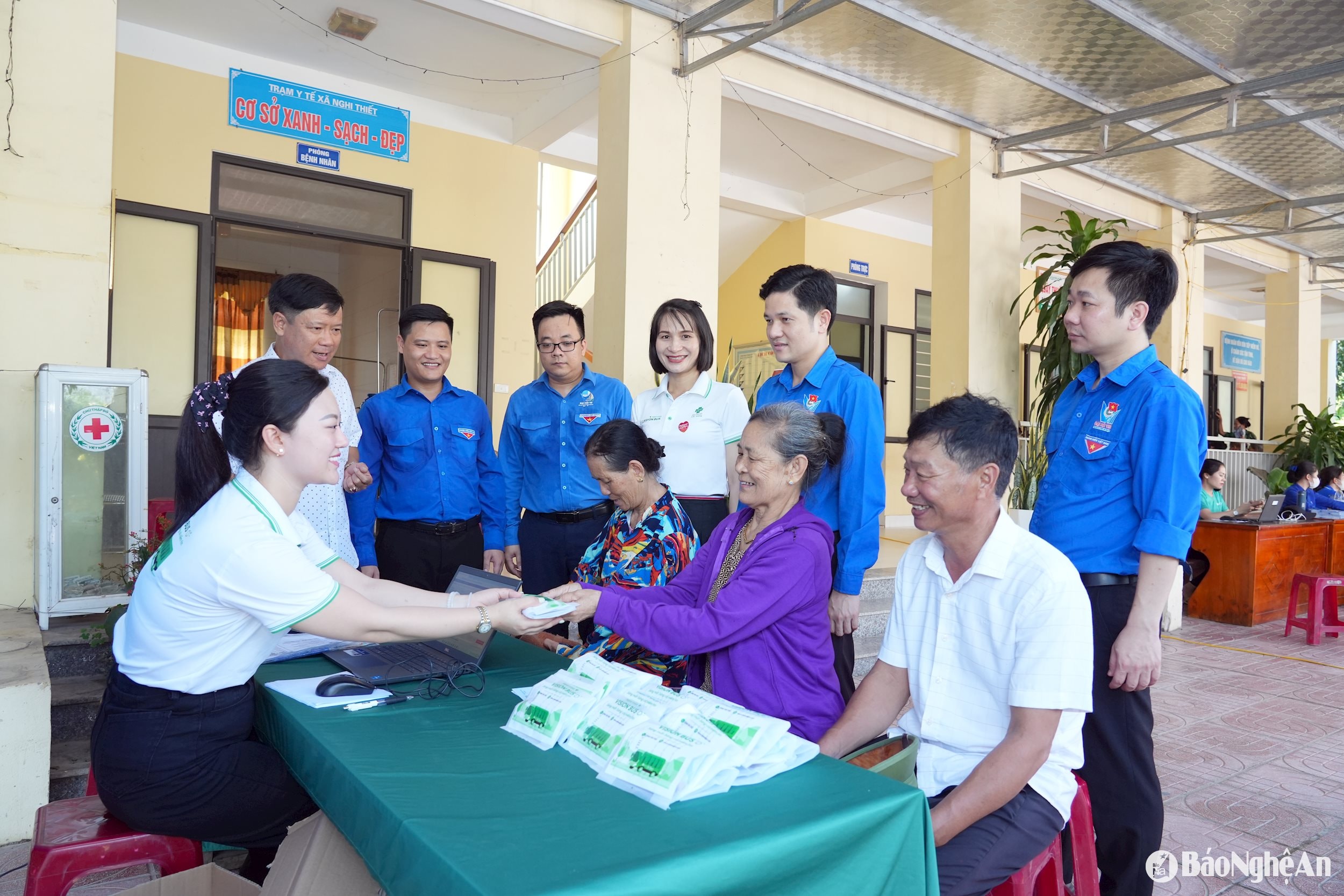 Hoạt động khám, tư vấn sức khỏe và cấp thuốc miễn phí cho người dân được triển khai bài bản, hiệu quả, thu hút hàng trăm người dân tham gia. Ảnh: Thanh Quỳnh
