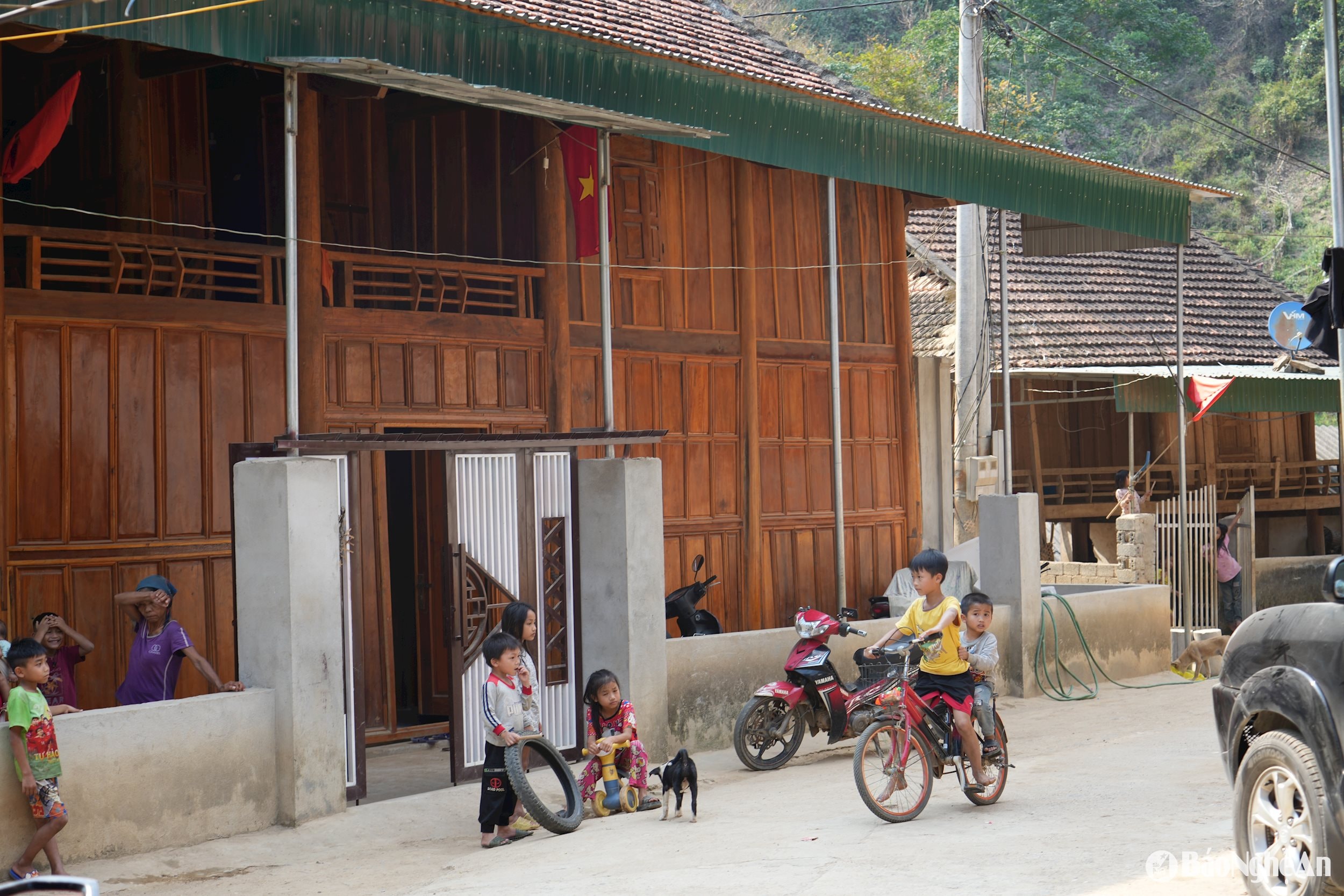 Nhiều phụ huynh ở xã Hữu Kiệm, huyện Kỳ Sơn đi làm ăn xa và để con ở nhà. Ảnh - Mỹ Hà2