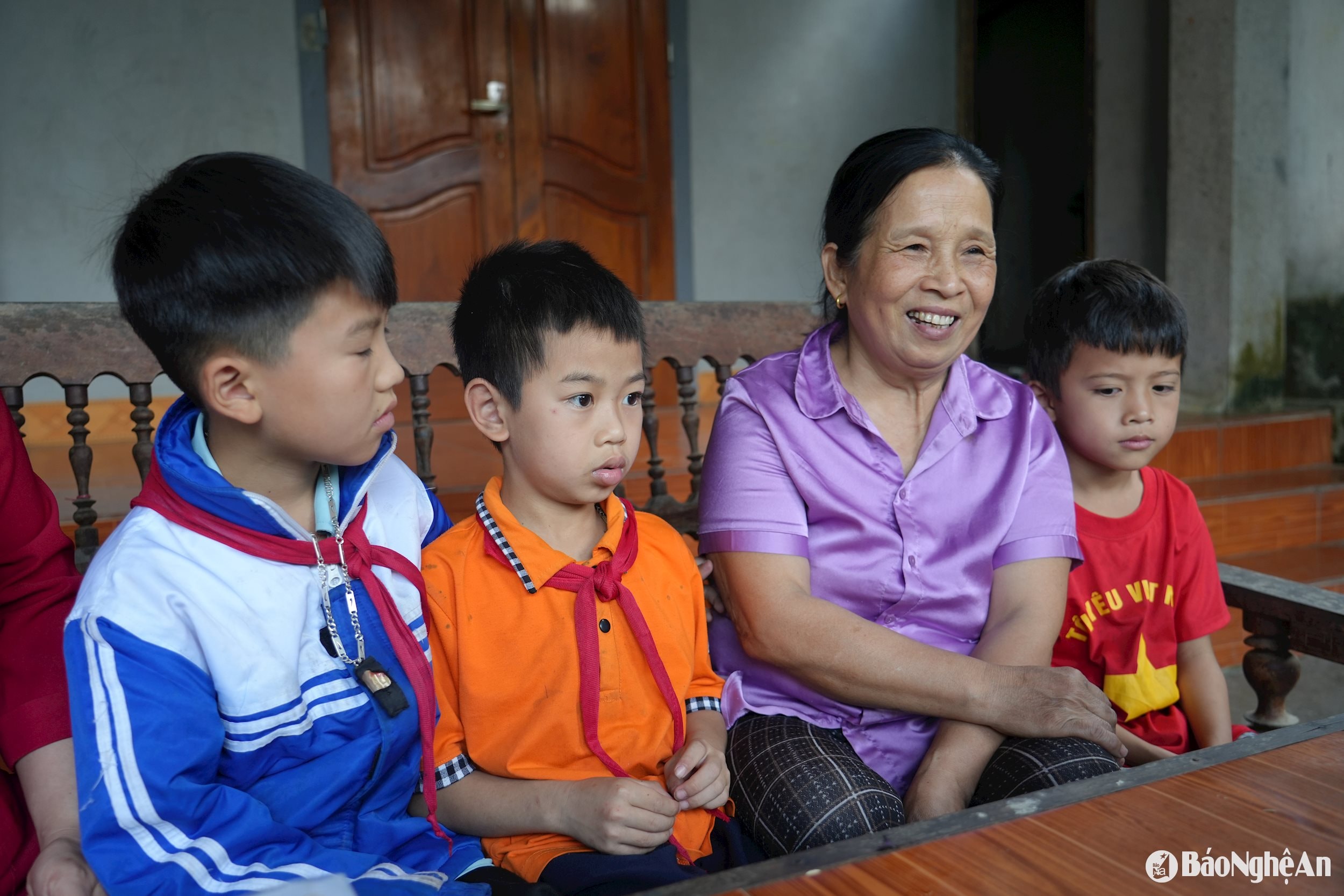 Ở tuổi gần 70, nhiều người già ở xã Tam Quang - Tương Dương vẫn tiếp tục gánh vác công việc của người bố, người mẹ.Ảnh - Mỹ Hà5