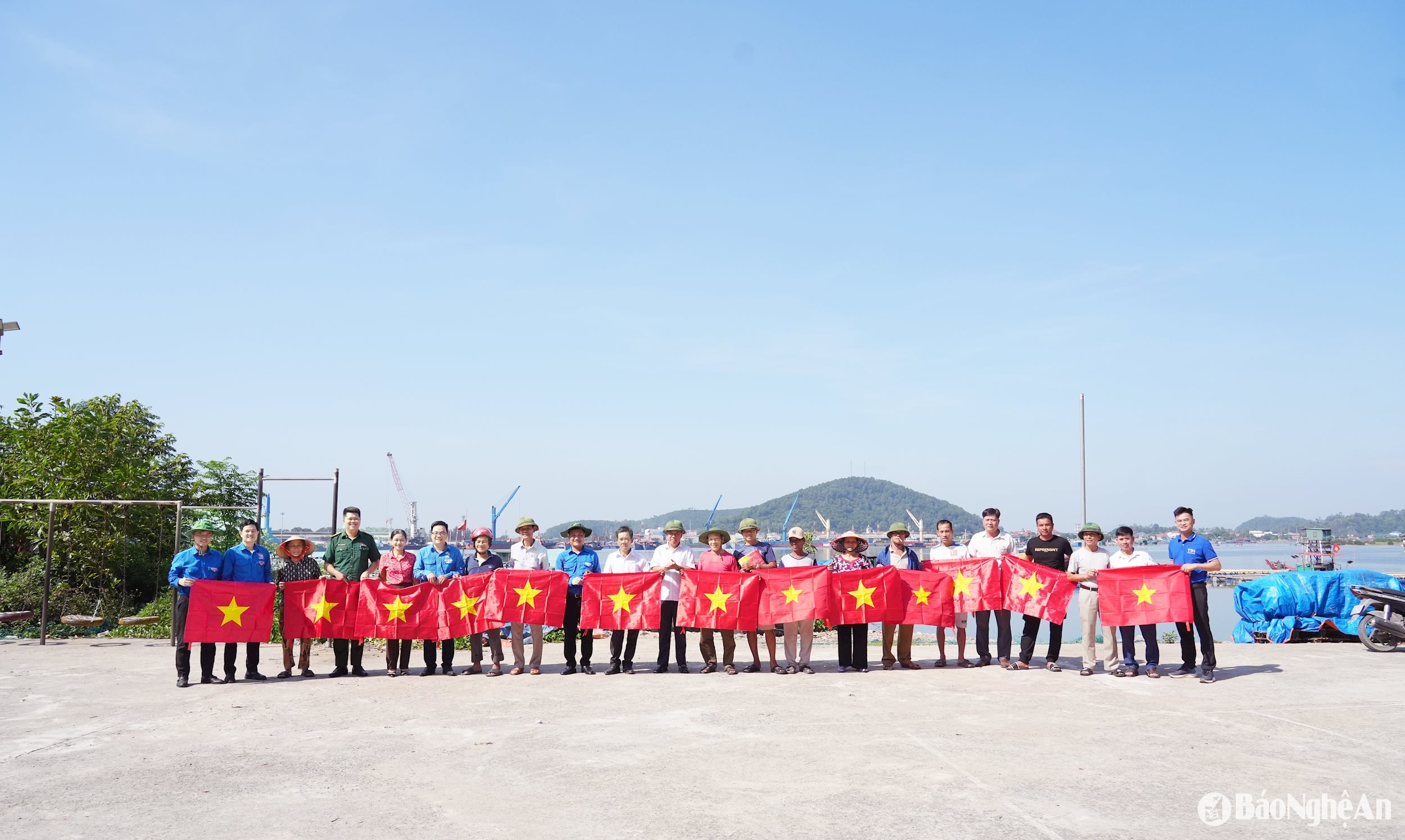 trao cờ đảng tỉnh