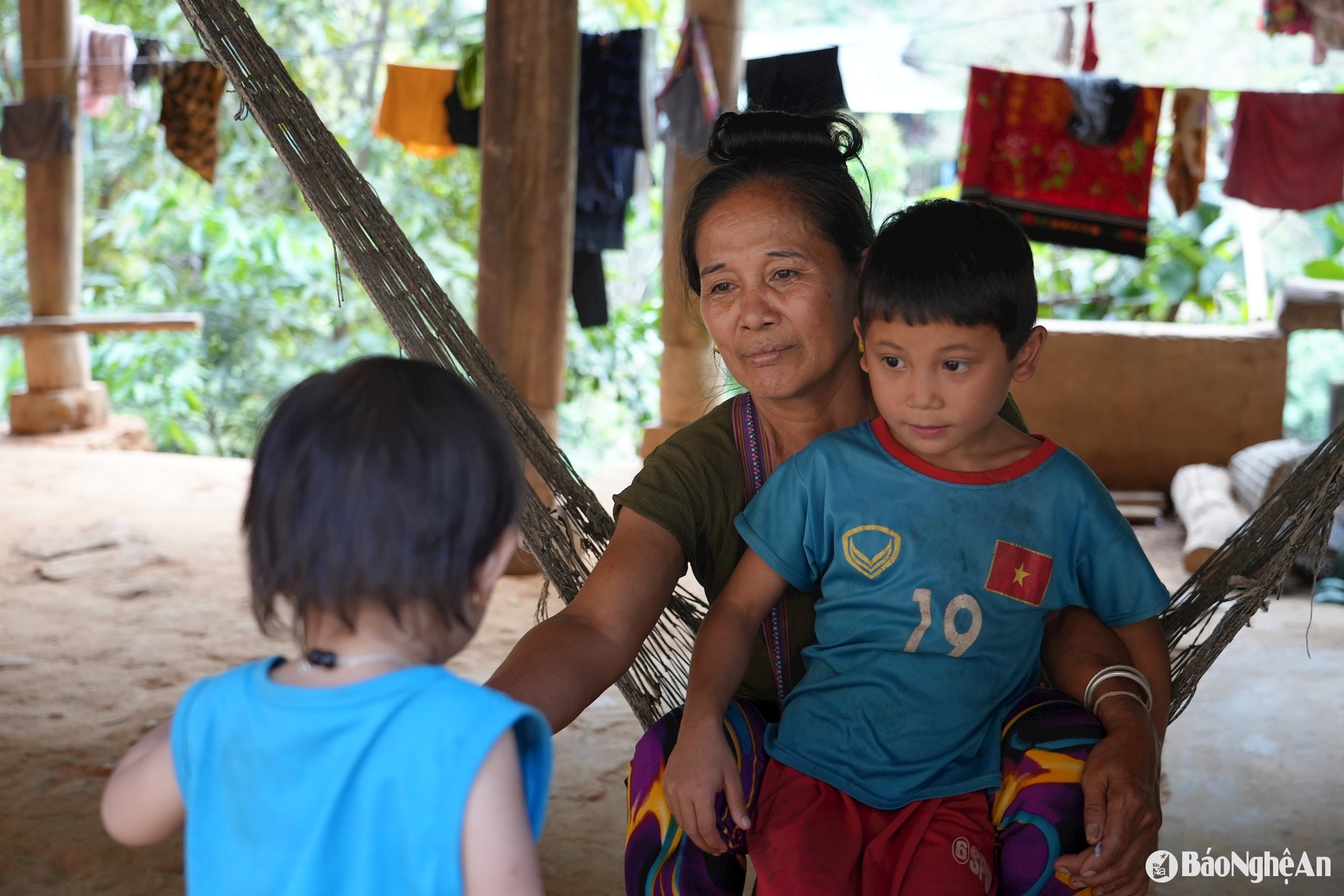 Việc chăm cháu nhỏ với những người bà ở xã Hữu Kiệm -Kỳ Sơn càng ngày càng khó khăn. Ảnh - Mỹ Hà