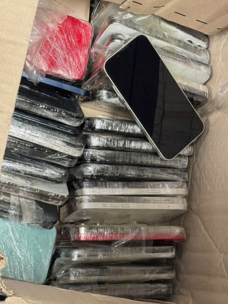 Phát hiện hành khách mang 48 chiếc điện thoại Iphone trong vali xách tay -0
