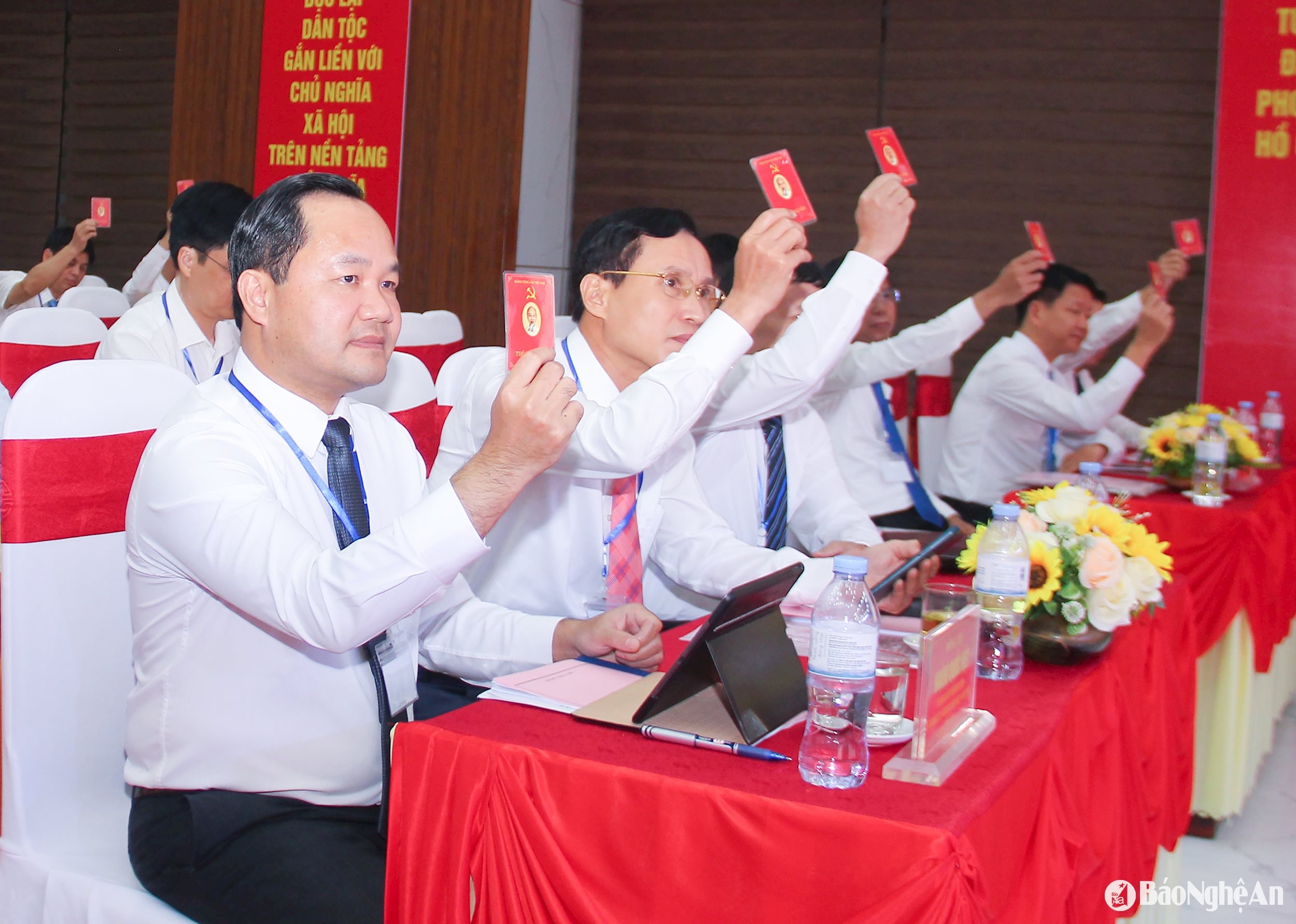 Các đại biểu biểu quyết thông qua nghị quyết tại đại hội. Ảnh Mai Hoa