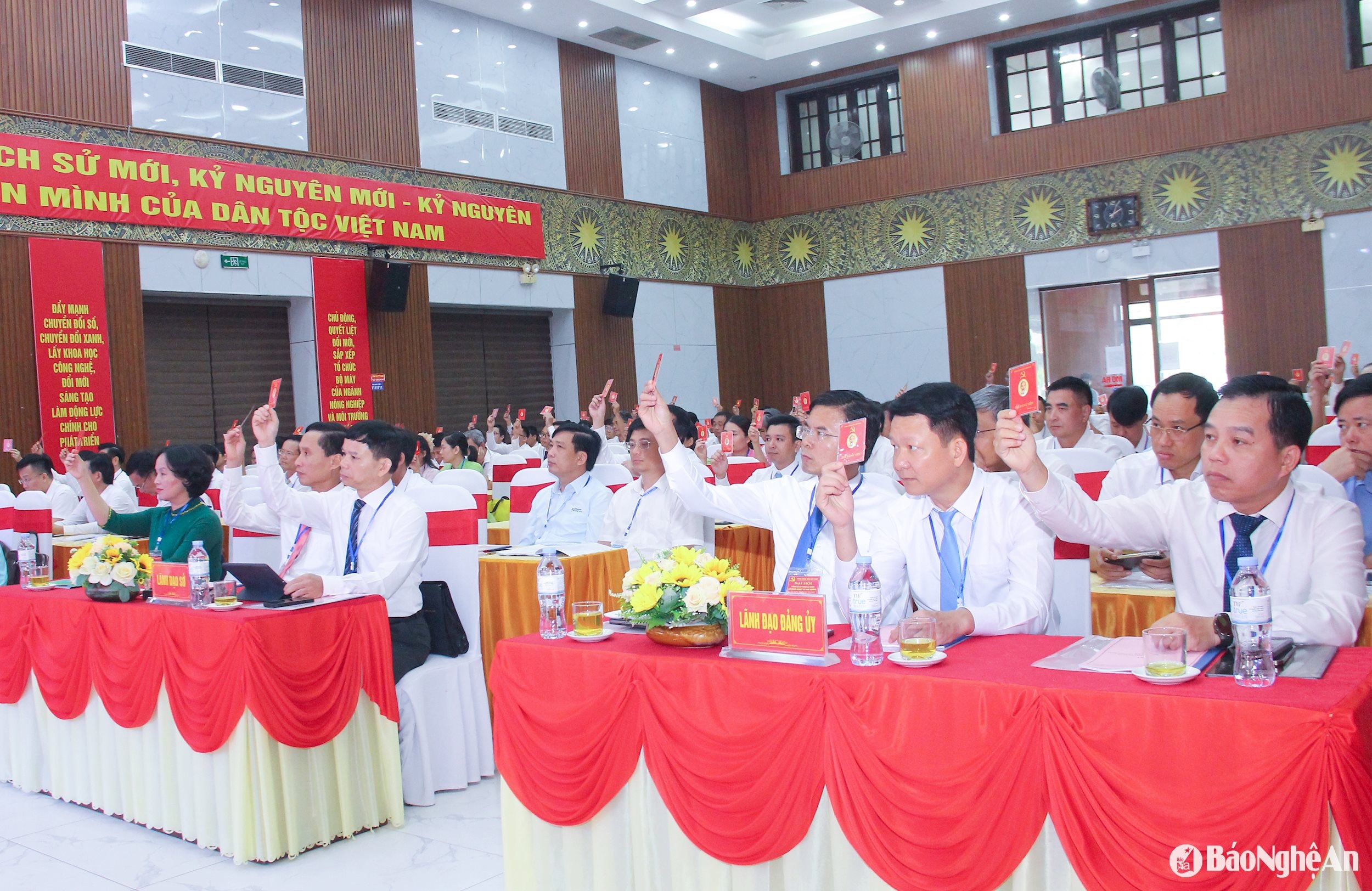 Các đảng viên biểu quyết tán thành