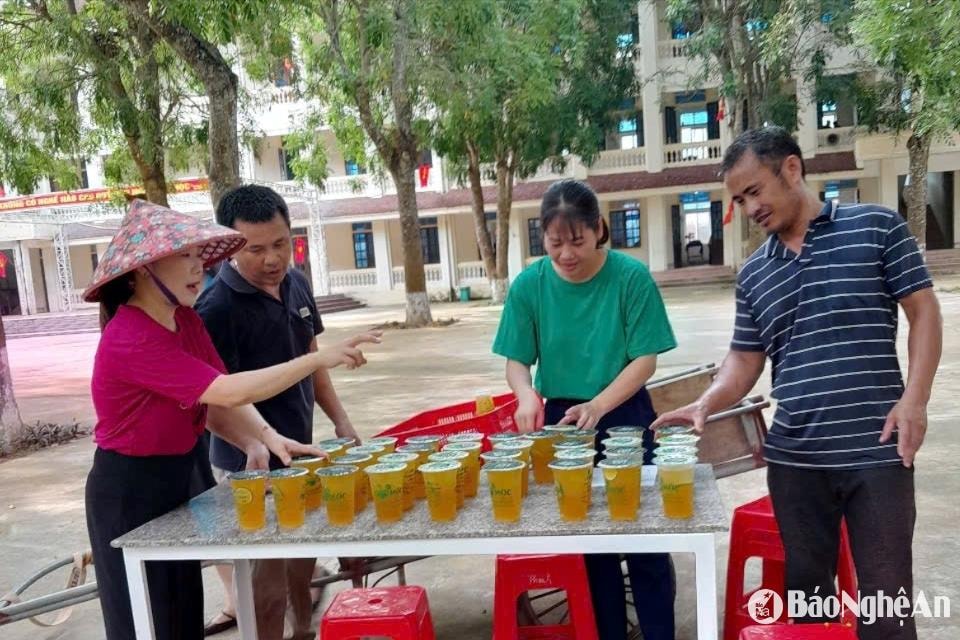 Giáo viên Trường THPT Yên Thành 3 ép nước mía hỗ trợ học sinh ôn thi. Ảnh: NTCC