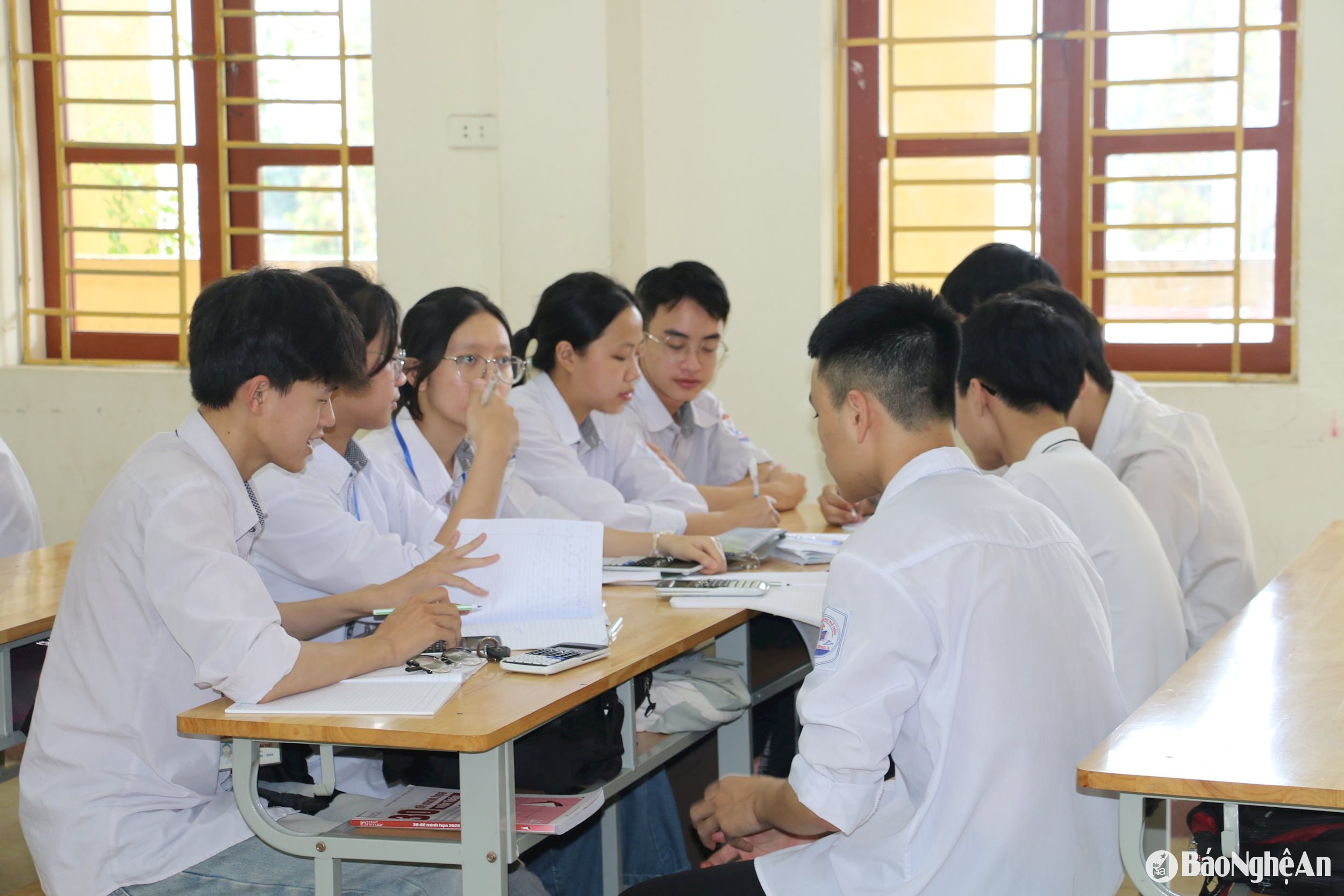 Giờ ôn tập của học sinh lớp 12 - Trường THPT Đô Lương 3. Ảnh: Mỹ Hà