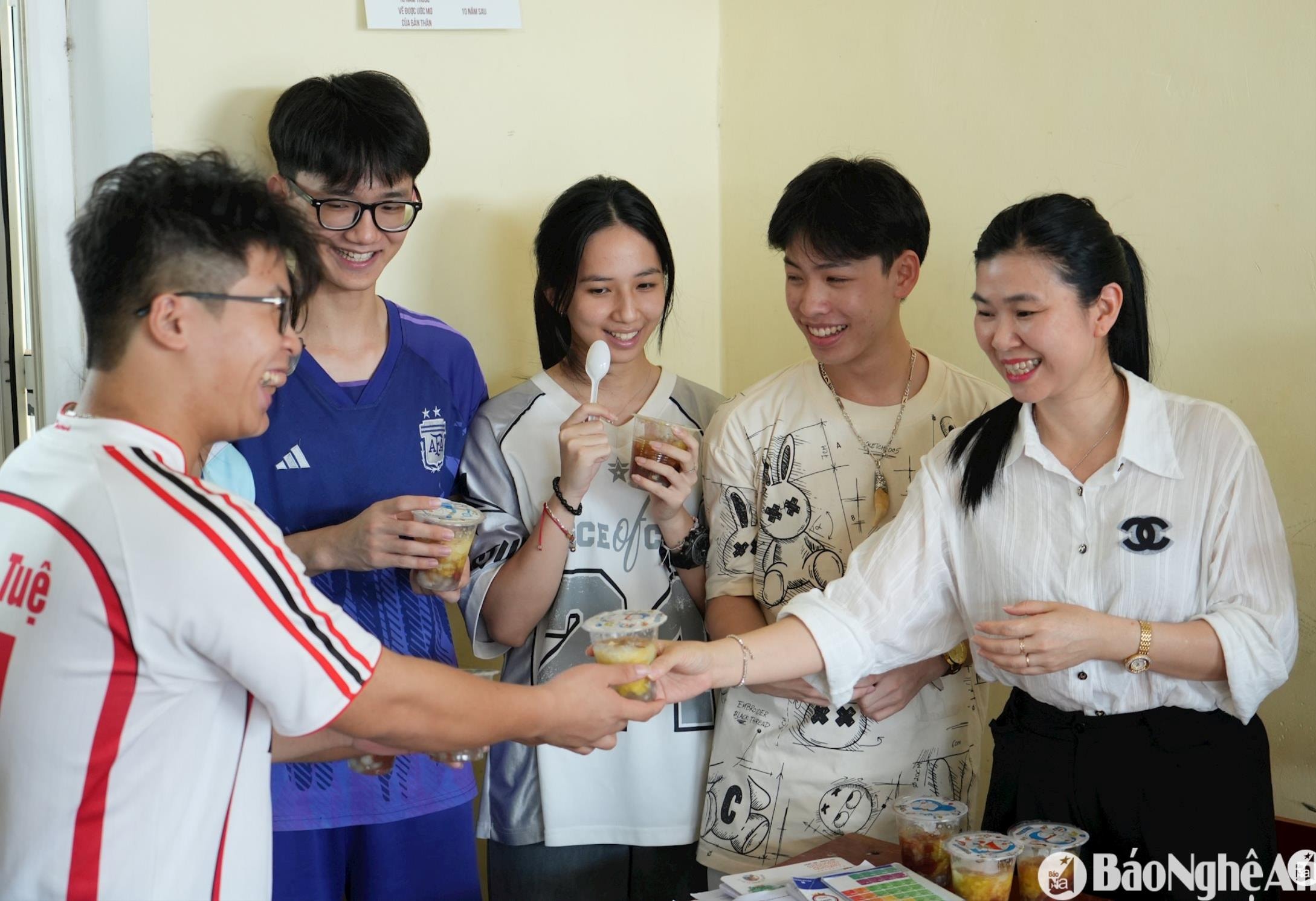 Những ly chè mát tiếp sức cho học sinh trường nội trú. Ảnh: Mỹ Hà