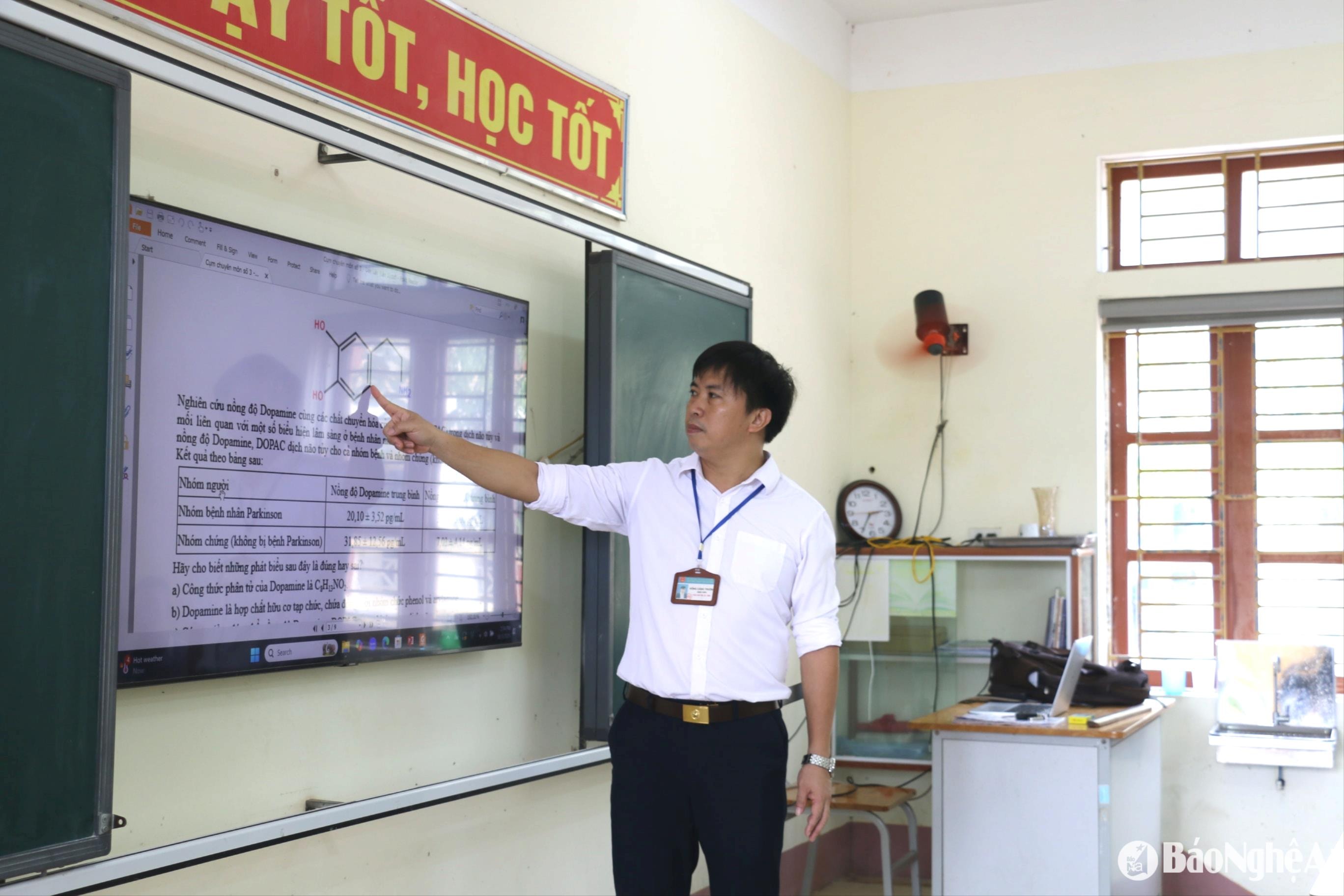 Tất cả giáo viên Trường THPT Đô Lương 3 tình nguyện ôn thi miễn phí cho học sinh. Ảnh: Mỹ Hà
