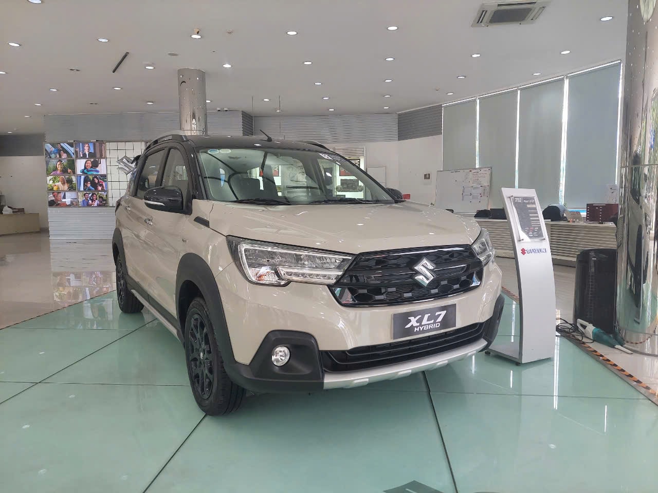 XL7 Hybrid (Xăng lai điện, 5,36L/100km) ưu đãi 100% trước bạ