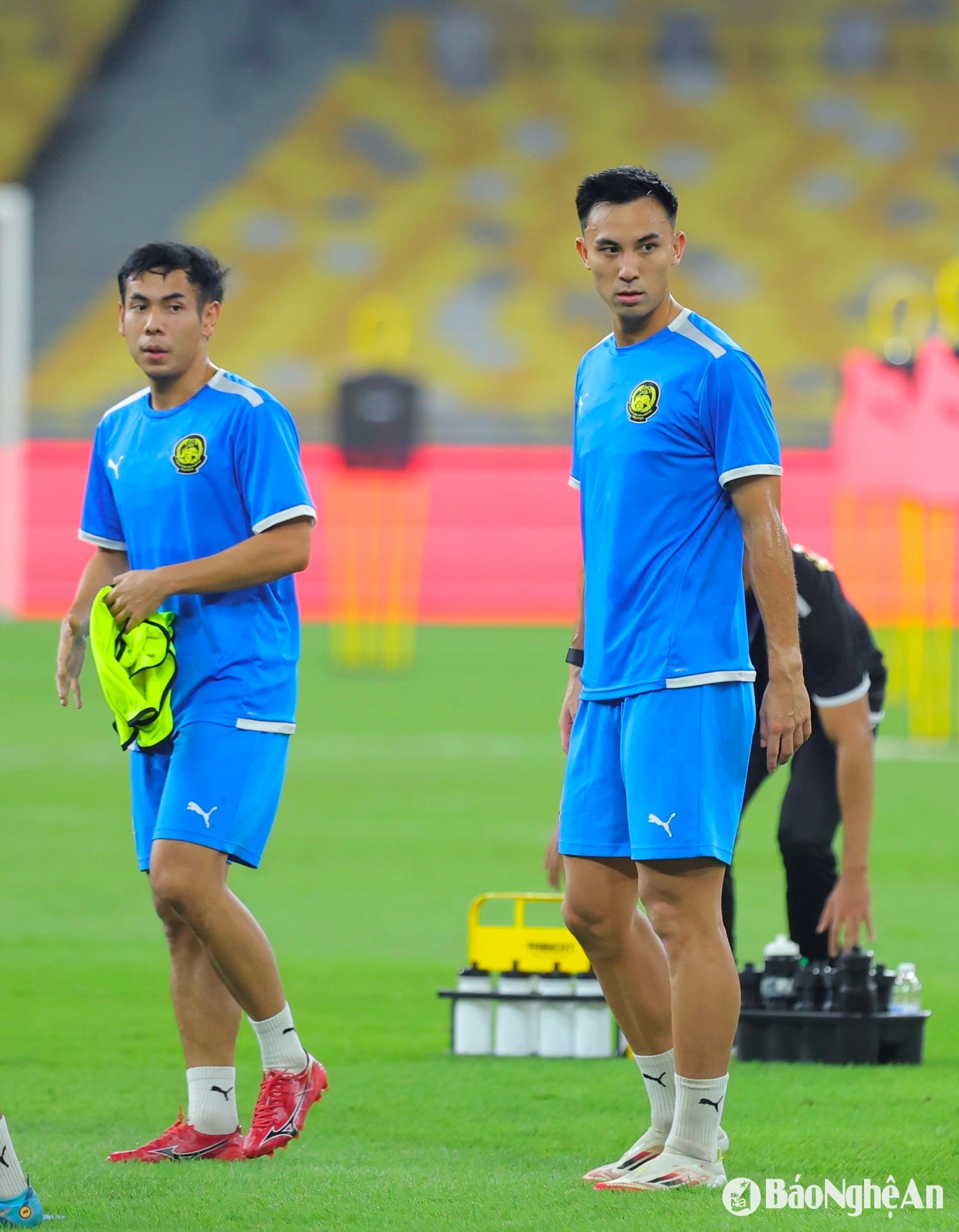 Facundo Garces là “tân binh” đáng chú ý nhất của ĐT Malaysia trước trận gặp ĐT Việt Nam. Trung vệ sinh năm 1999 đang đầu quân cho CLB Deportivo Alaves tại La Liga. Cầu thủ này sinh ra tại Argentina và được cho là có bà người Malaysia.