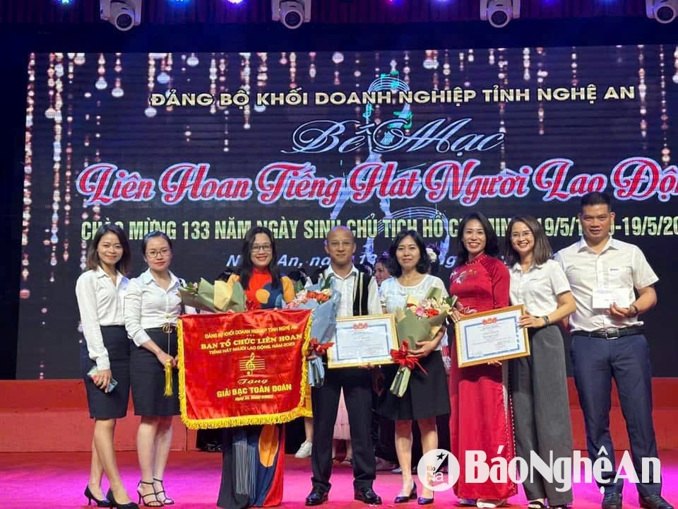 Chị Vân cùng các thành viên đội văn nghệ của Công ty Thủy điện Bản Vẽ nhận Giải Bạc toàn đoàn tại Liên hoan tiếng hát người lao động. Ảnh: NVCC
