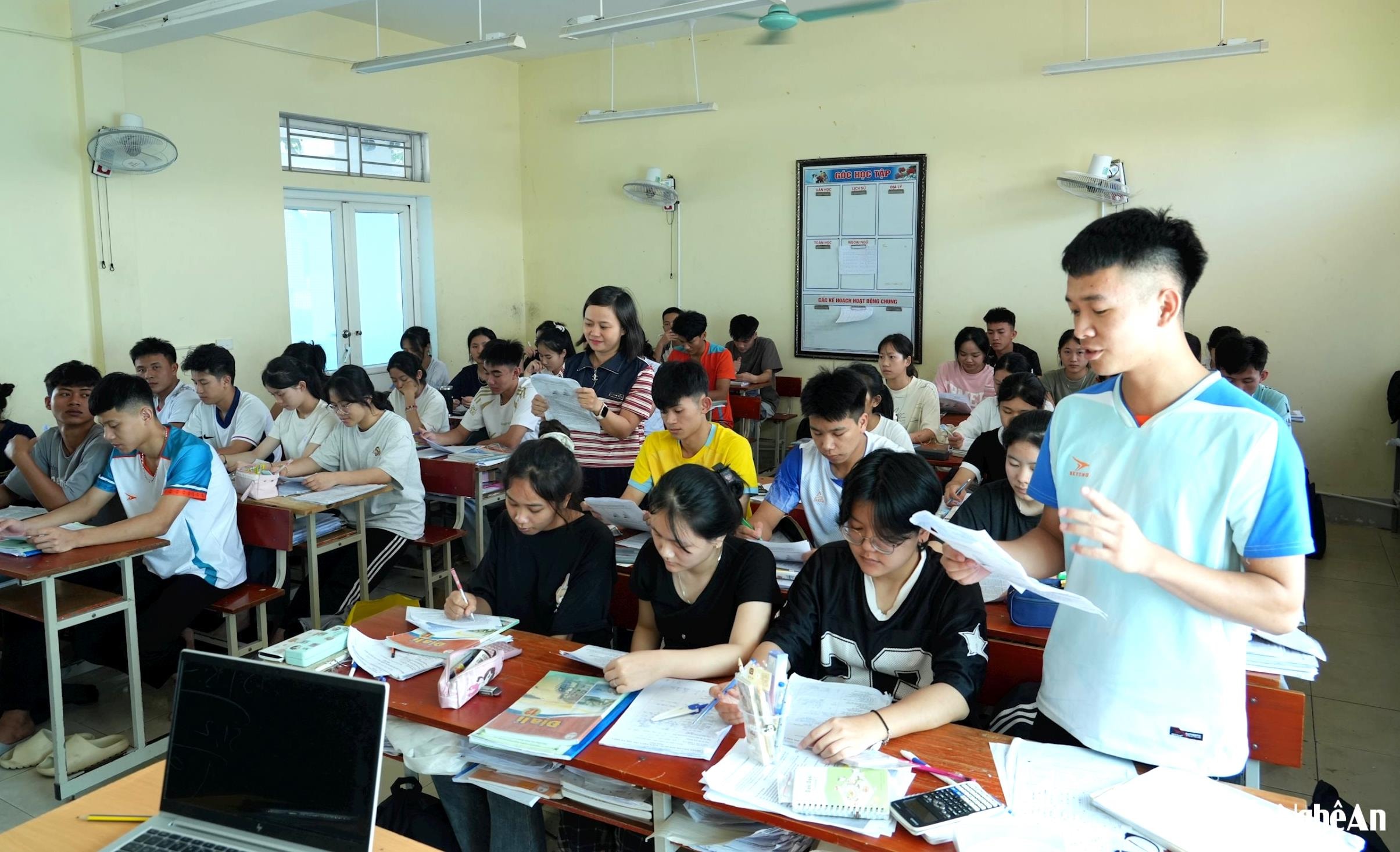 bna_gio-on-tap-cua-hoc-sinh-lop-12-truong-pt-dtnt-thpt-so-2.-anh-my-ha.jpg