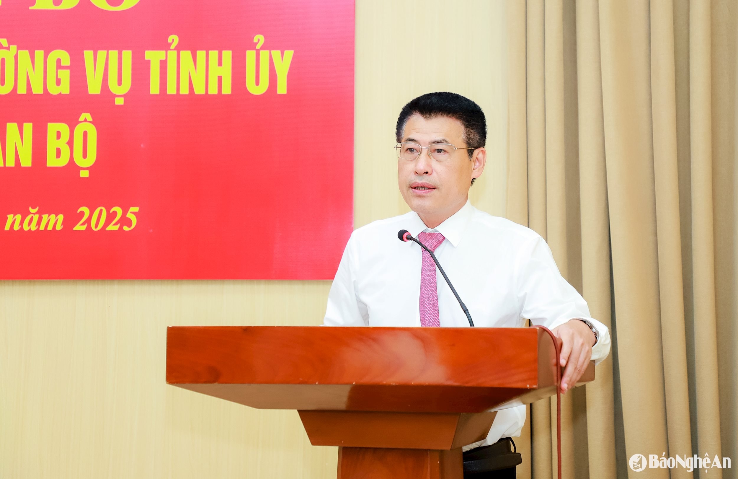 Đồng chí Lê Trường Giang - tân Phó Trưởng ban Tổ chức Tỉnh ủy phát biểu nhận nhiệm vụ. Ảnh: Thành Duy