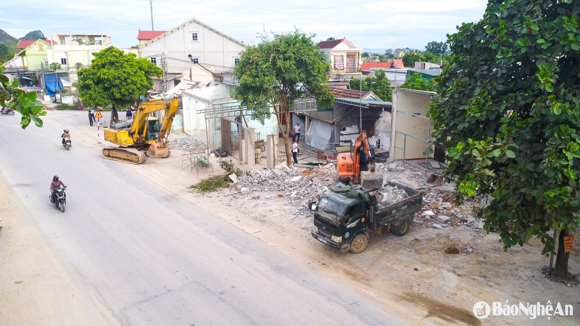 Giải phóng mặt bằng thi công dự án cải tạo, nâng cấp Quốc lộ 7. Ảnh: Thành Cường