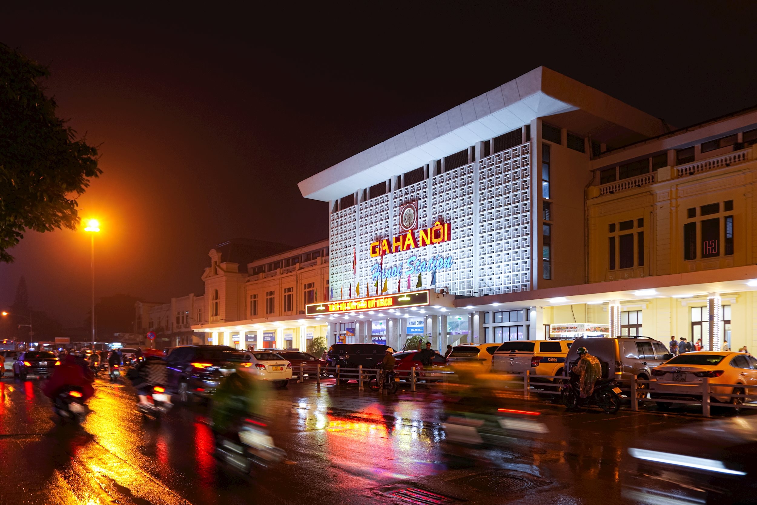 Bảng giờ tàu Ga Hà Nội: Lịch trình đầy đủ và hướng dẫn đặt vé tàu hỏa 2025
