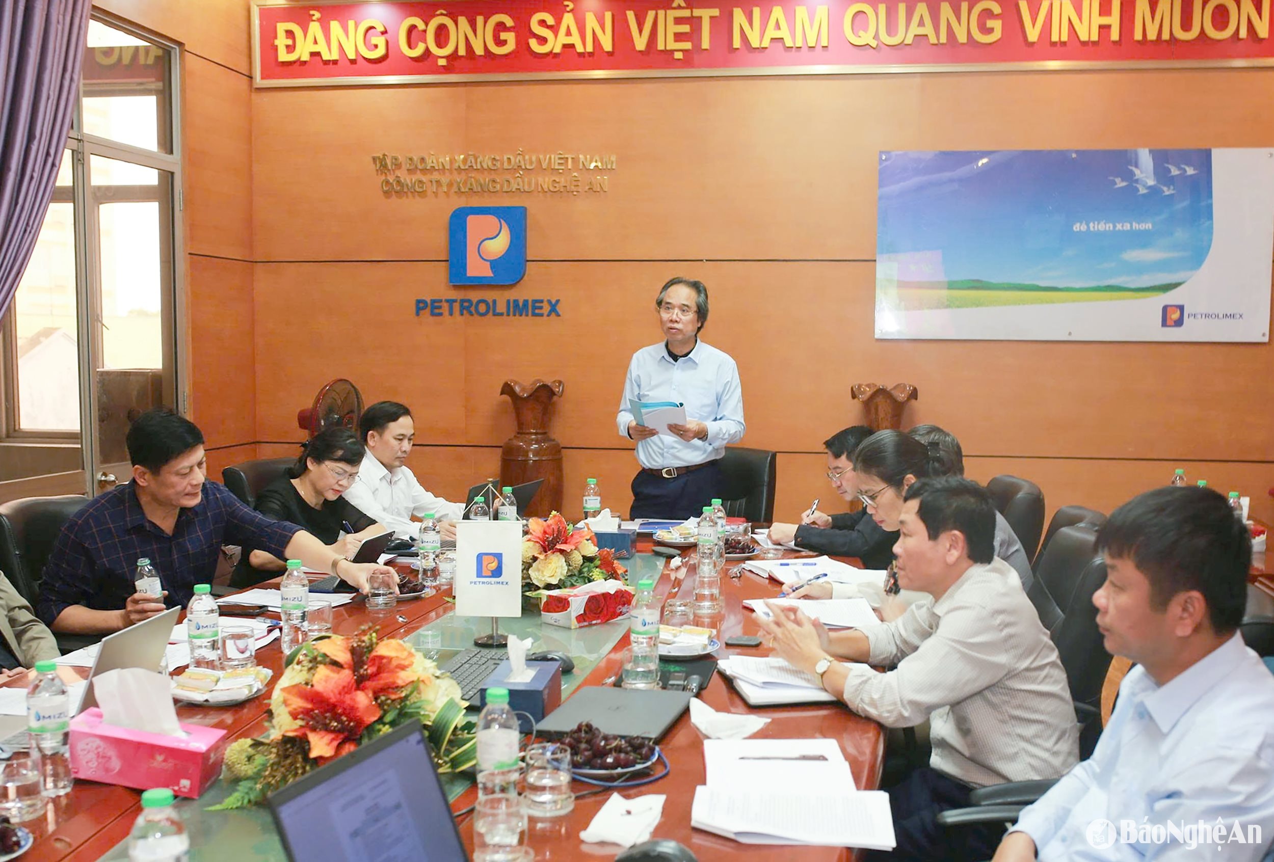 Đảng uỷ Công ty làm việc với Đảng uỷ Khối Doanh nghiệp Nghệ An. Ảnh: CSCC