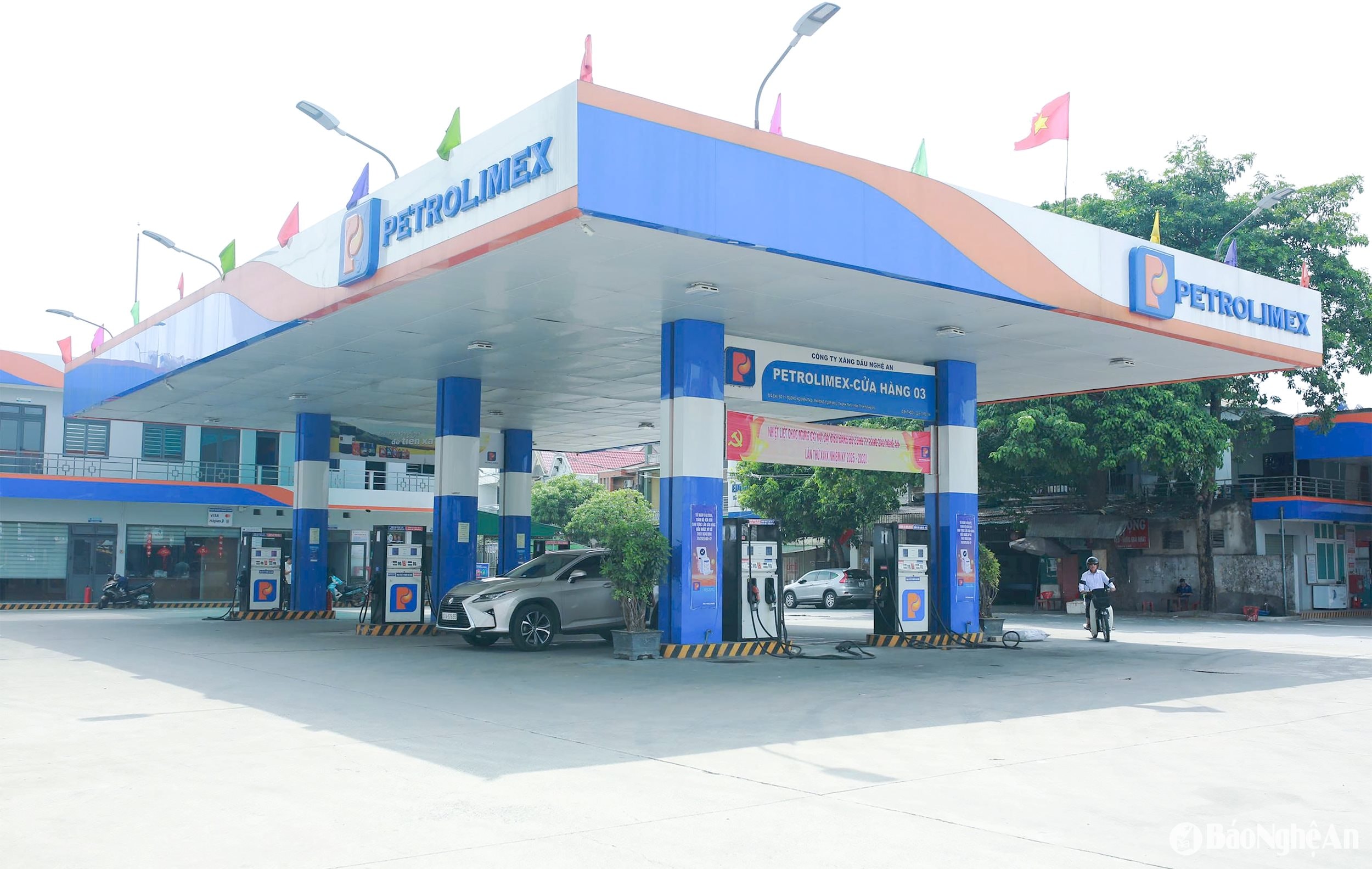 Đầu tư hiện đại hoá các cửa hàng bán lẻ trên địa bàn tỉnh Nghệ An. Ảnh: CSCC