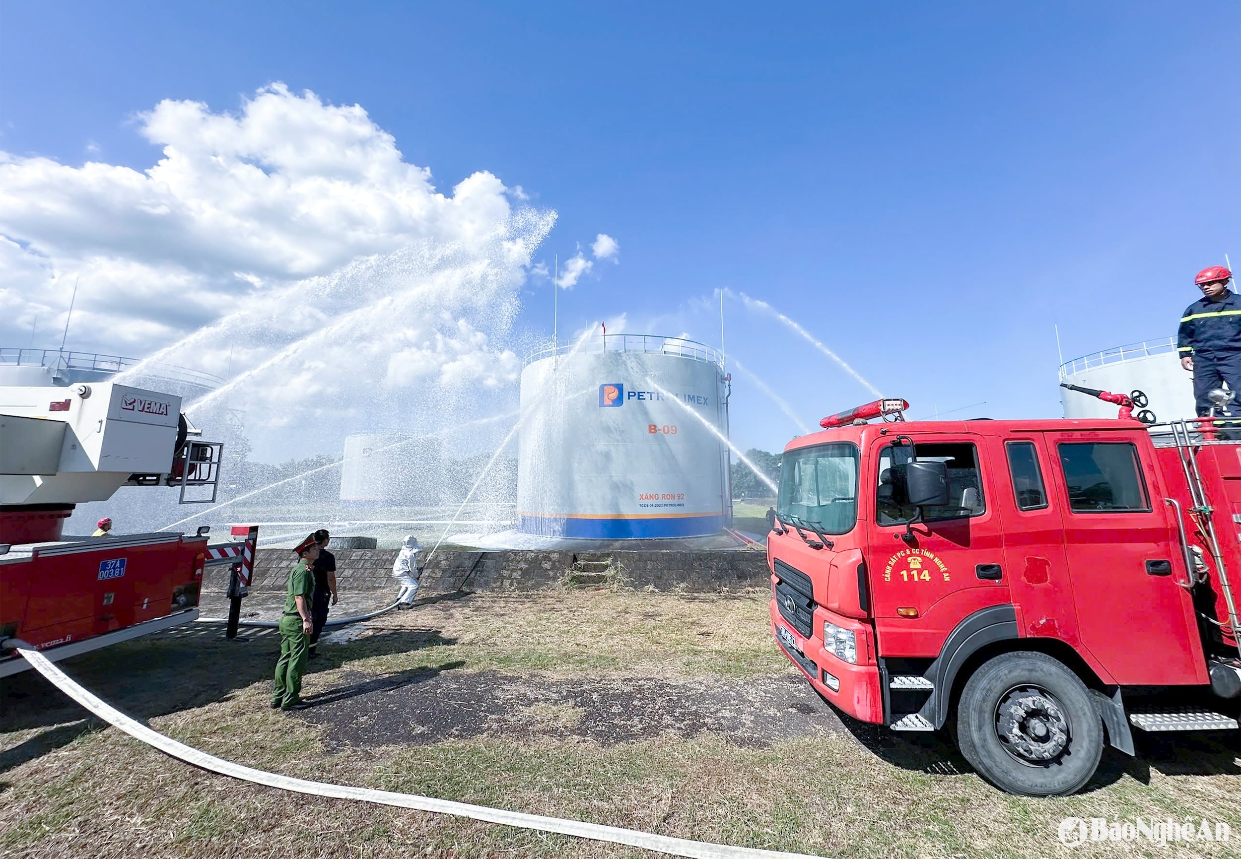Diễn tập chữa cháy tại kho xăng của Công ty Xăng dầu Nghệ An.