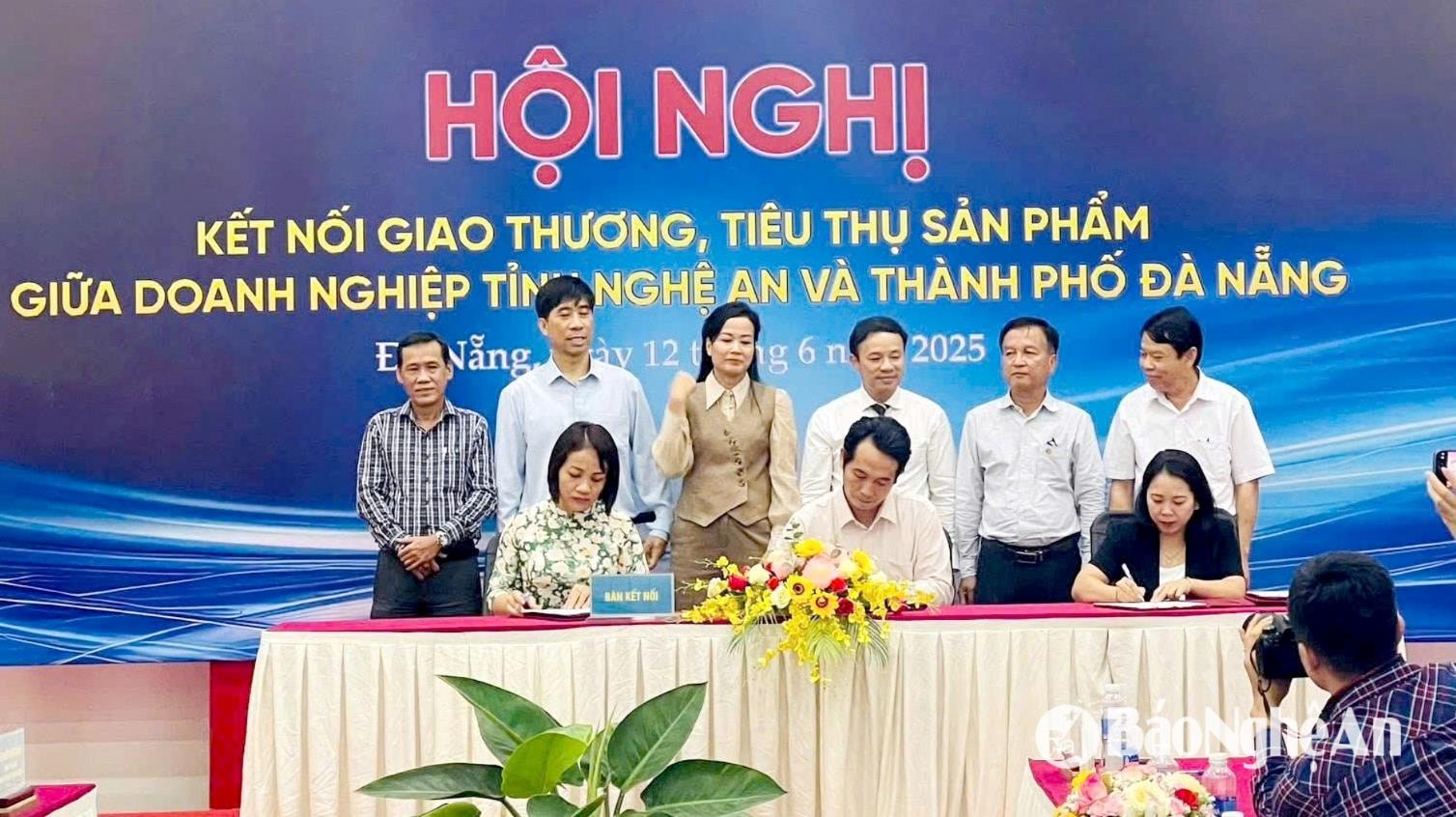 Các đơn vị ký kết hợp tác tiêu thụ sản phẩm OCOP Nghệ An. Ảnh: Trà Giang