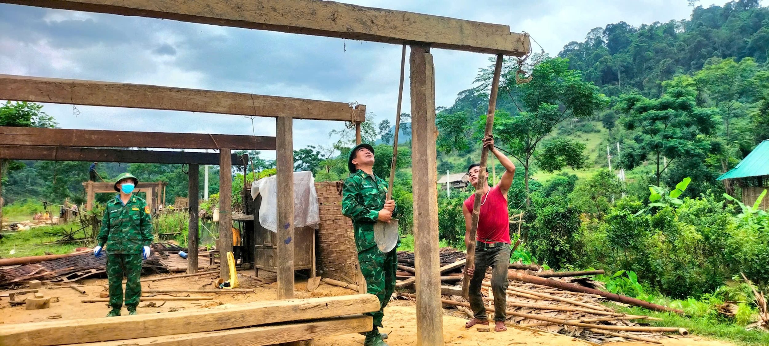Quân dân chung sức tháo dỡ nhà cũ, xây nhà mới cho đồng bào Đan Lai