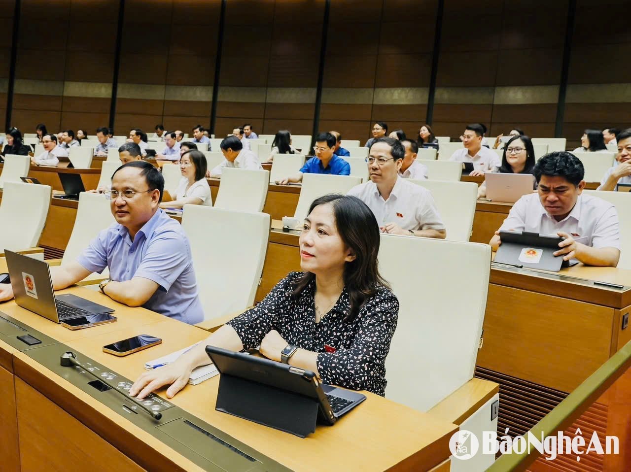Các vị ĐBQH đoàn Nghệ An bấm nút biểu quyết. Ảnh: Nam An
