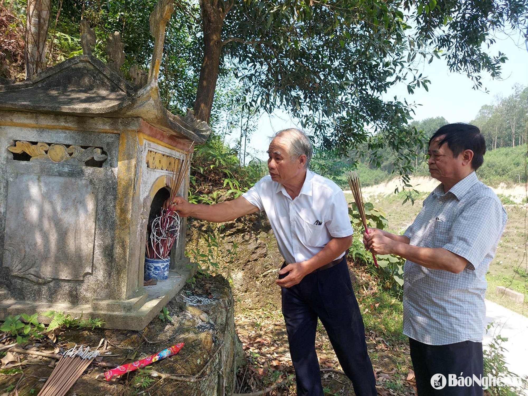 Ông Đặng Anh Dũng (bên phải), trong một lần đi công tác cùng PV Báo Nghệ An lên cống Hiệp Hoà (Đô Lương).
