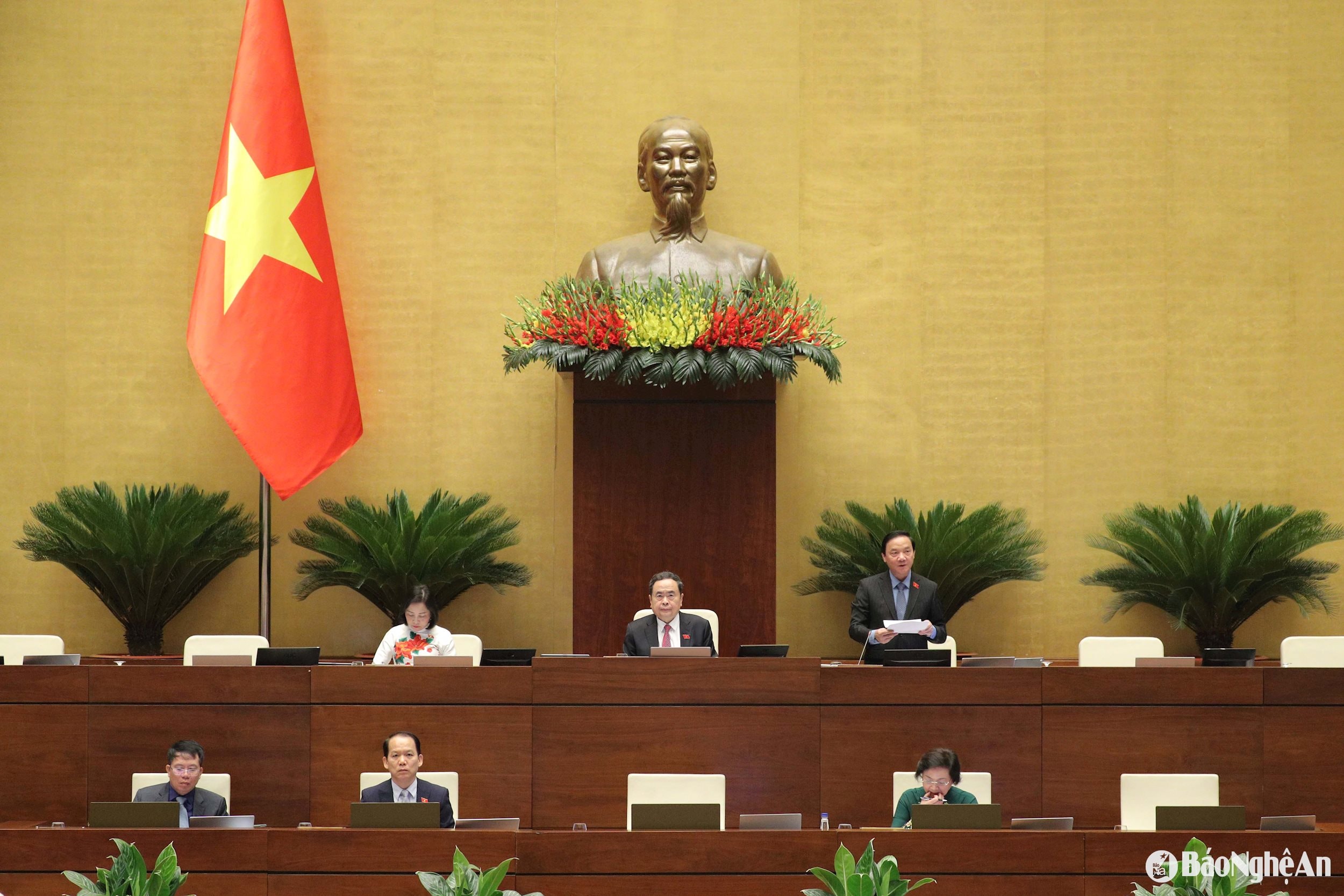 Phó Chủ tịch Quốc hội Nguyễn Khắc Định điều hànhSáng 12/6, Quốc hội đã biểu quyết thông qua Nghị quyết về việc sắp xếp đơn vị hành chính cấp tỉnh năm 2025.