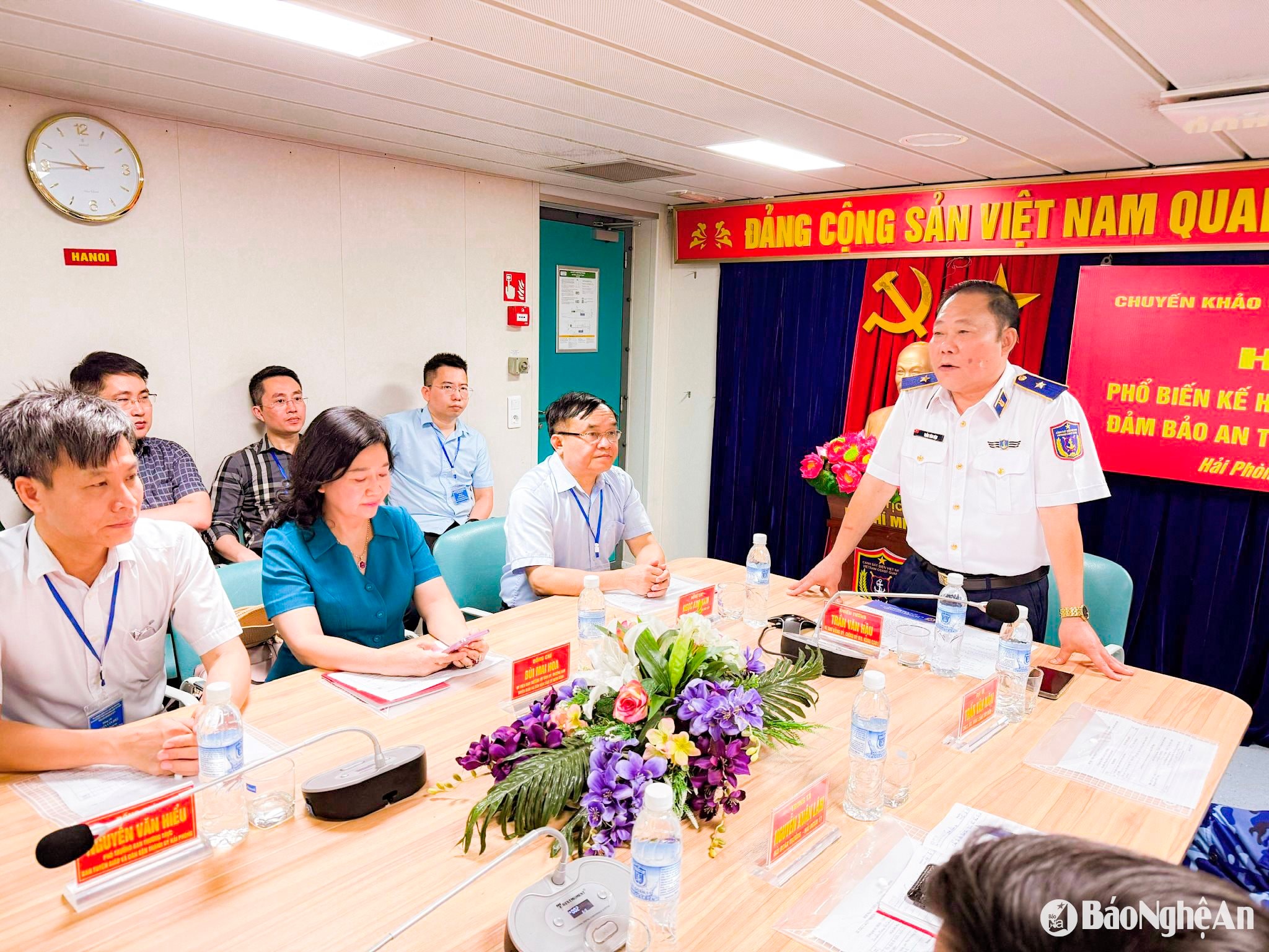 Thiếu tướng Trần Văn Hậu - Bí thư Đảng ủy, Chính ủy Tư lệnh Cảnh sát biển Vùng 1 chủ trì phổ biến quy chế hoạt động của đoàn công tác. Ảnh: Nguyễn Hải