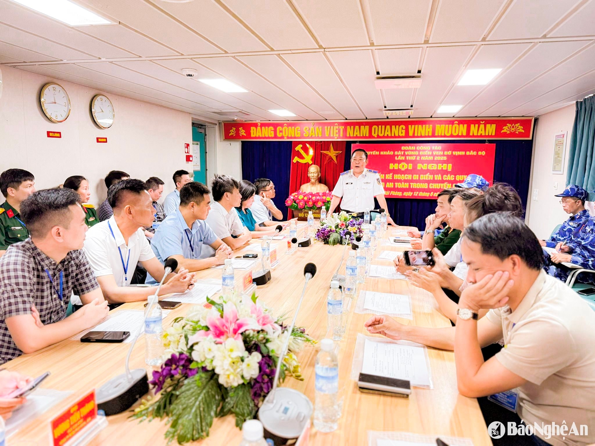 Đoàn công tác tỉnh Nghệ An làm việc với đoàn công tác Bộ Tư lệnh Cảnh sát biển Vùng 1. Ảnh: Nguyễn Hải