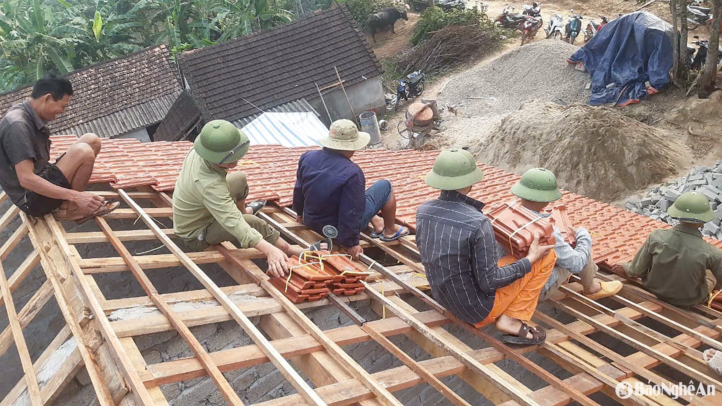 Người dân huyện Thanh Chương hỗ trợ làm nhà ở cho hộ có hoàn cảnh khó khăn. Ảnh: Mai Hoa