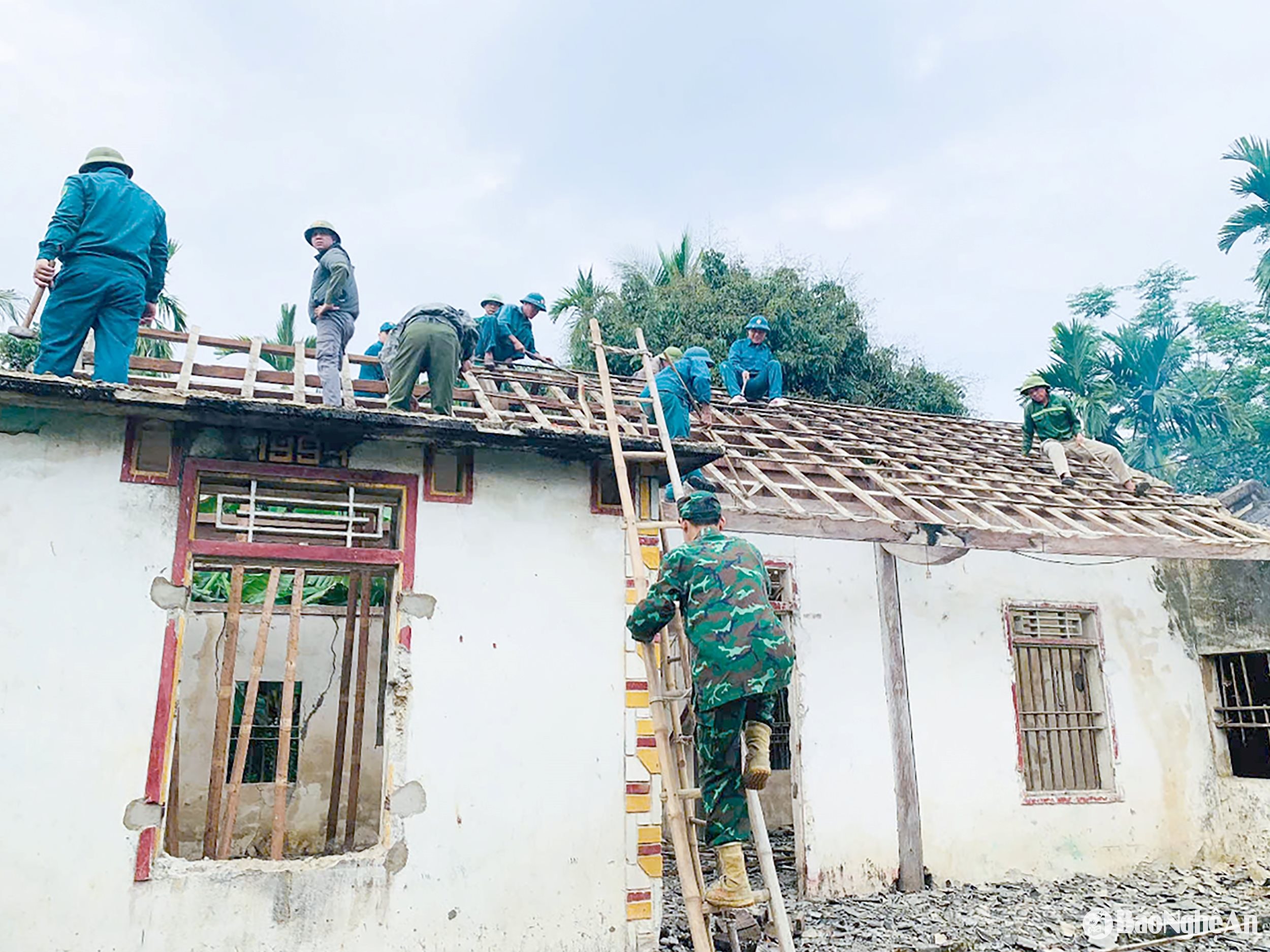 Xã Châu Cường (huyện Quỳ Hợp) huy động các lực lượng làm nhà cho người dân. Ảnh: Mai Hoa