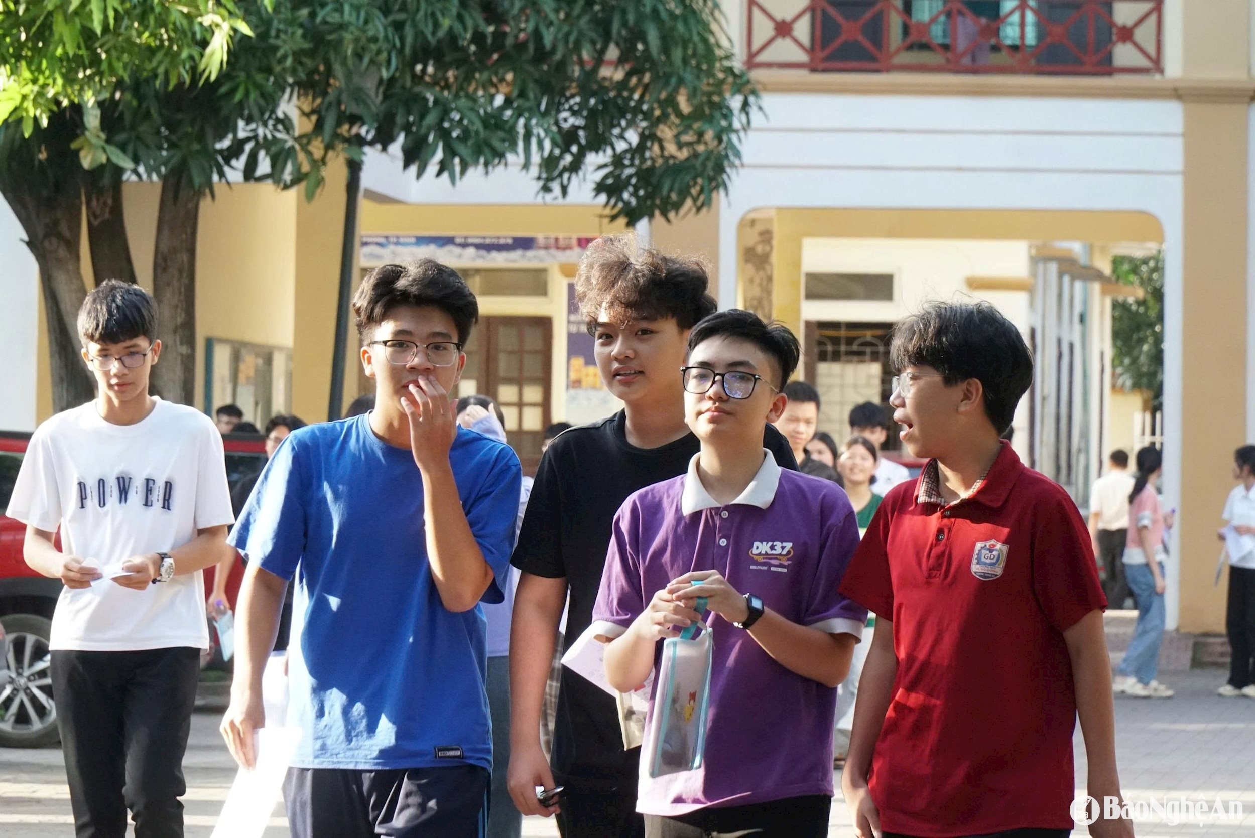 Các thí sinh tham dự Kỳ thi chuyên vào Trường THPT chuyên Phan Bội Châu năm 2025. Ảnh - Mỹ Hà