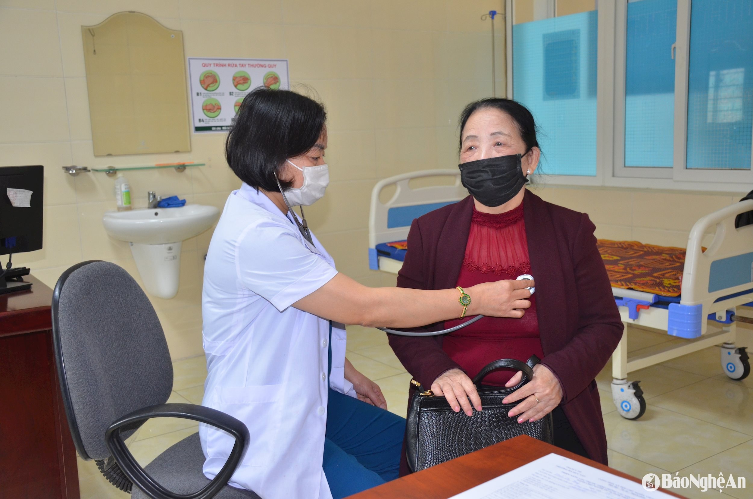 Khám cho bệnh nhân tại Trạm Y tế phường Hà Huy Tập. Ảnh Thành Chung