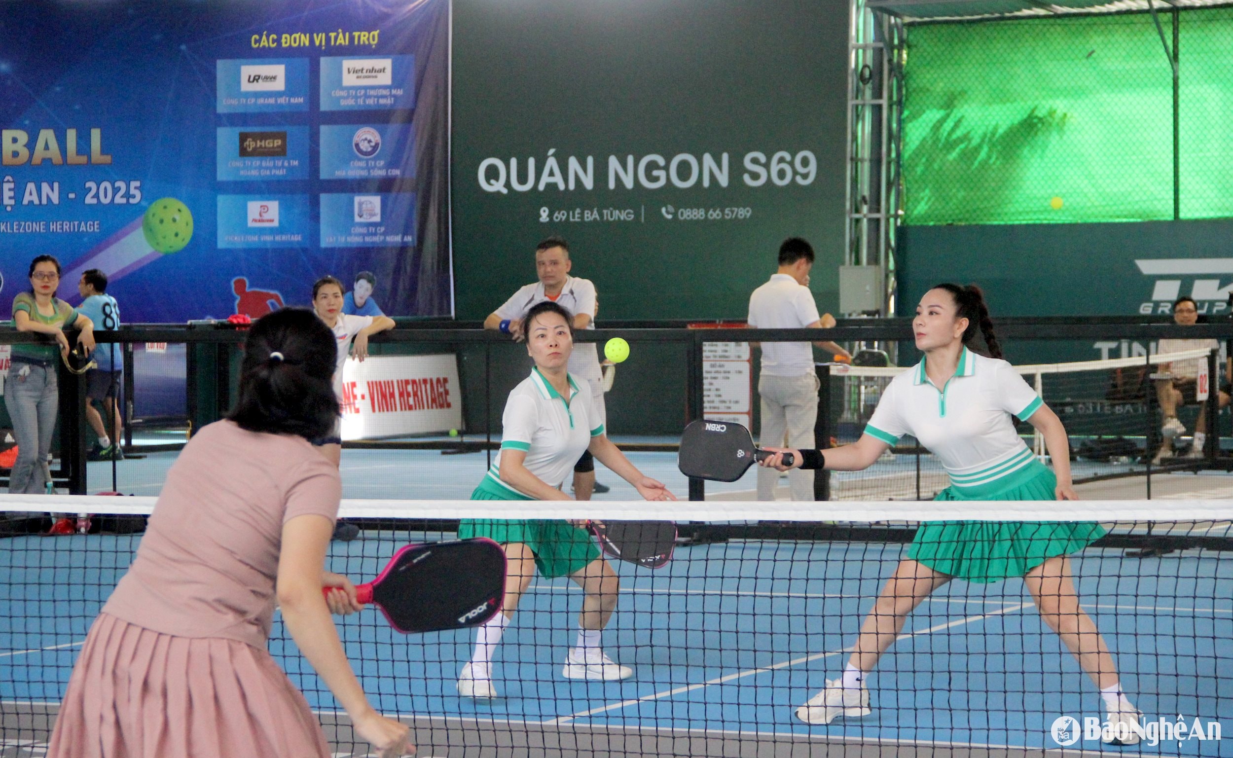 Các trận thi đấu đôi nữ cũng diễn ra với nhiều pha bóng hay. Ảnh: Quang An