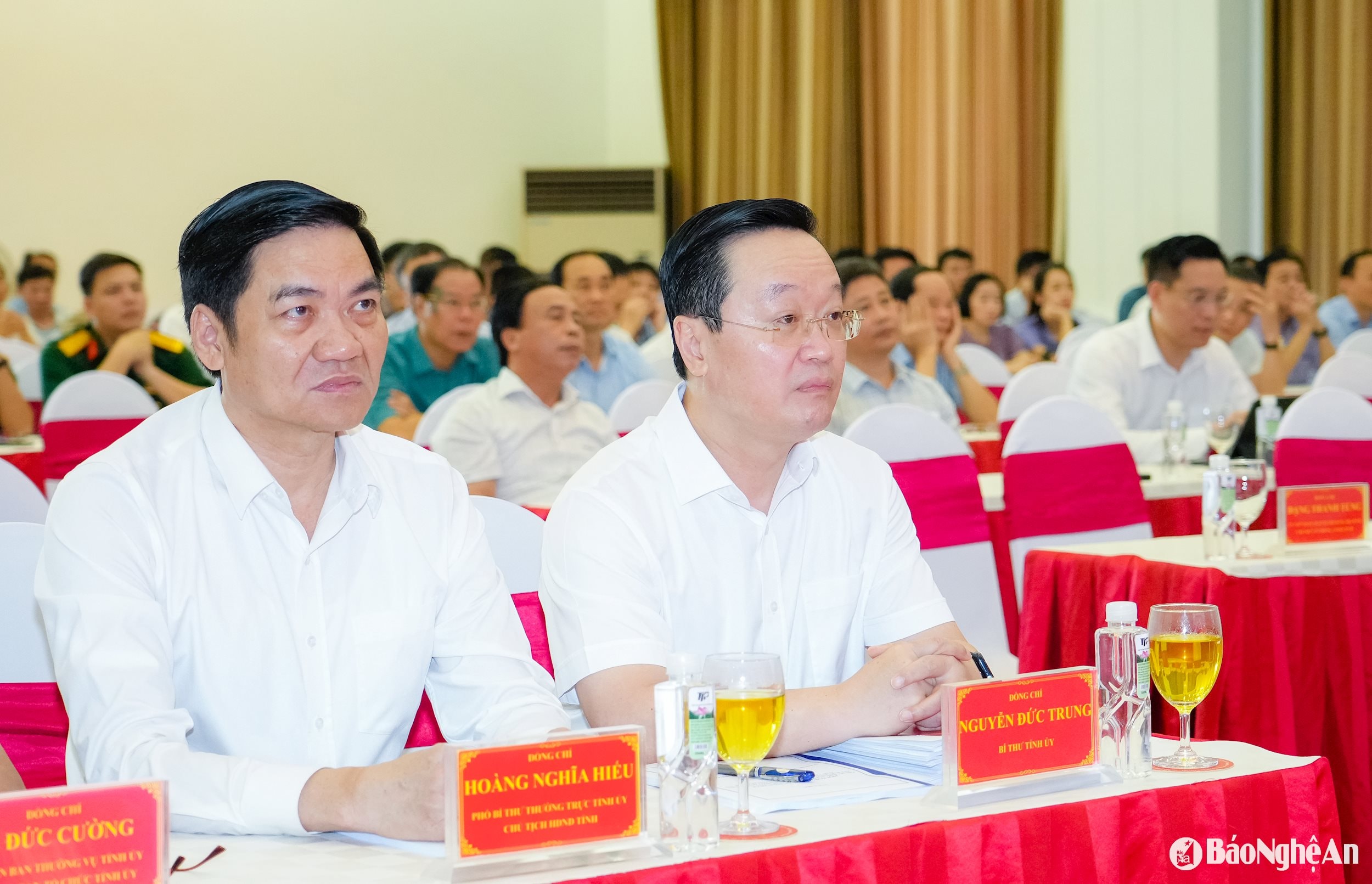 Các đồng chí: Nguyễn Đức Trung - Bí thư Tỉnh ủy; Hoàng Nghĩa Hiếu - Phó Bí thư Thường trực Tỉnh ủy, Chủ tịch HĐND tỉnh dự hội nghị. Ảnh: Phạm Bằng
