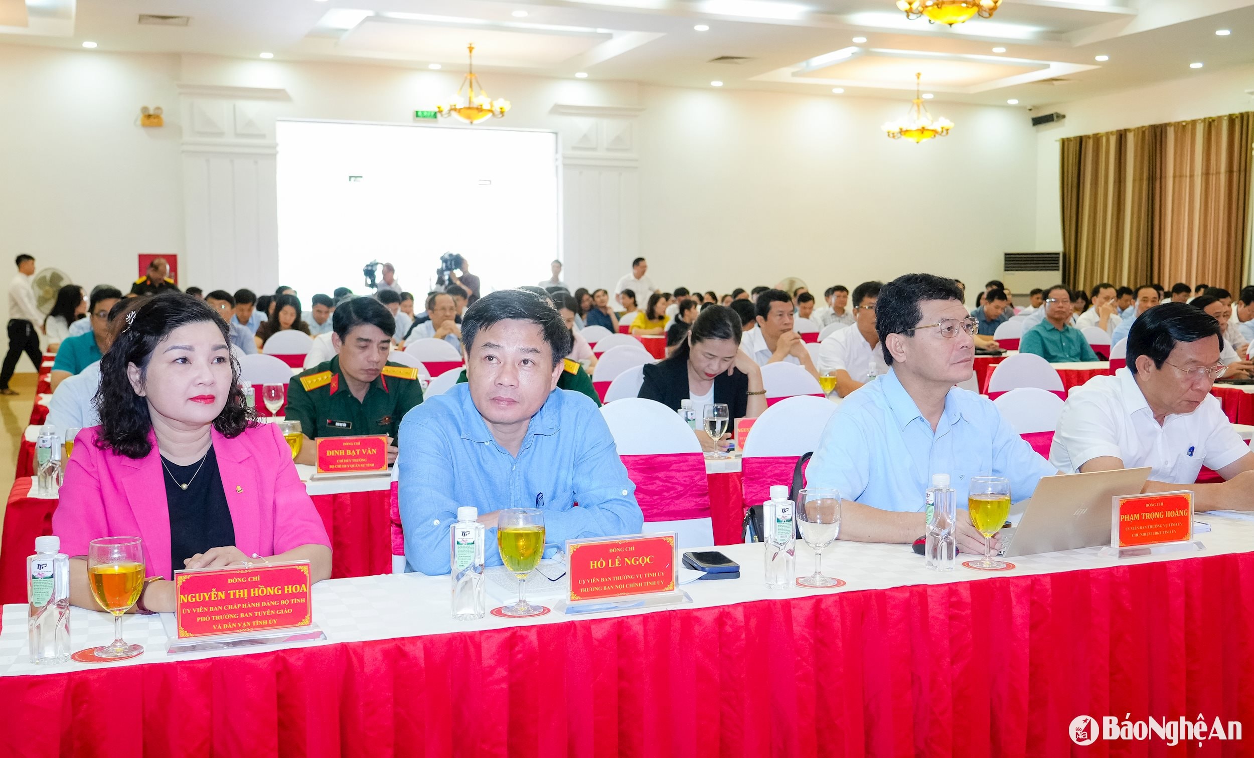 Các đồng chí Ủy viên Ban Thường vụ Tỉnh ủy dự hội nghị. Ảnh: Phạm Bằng